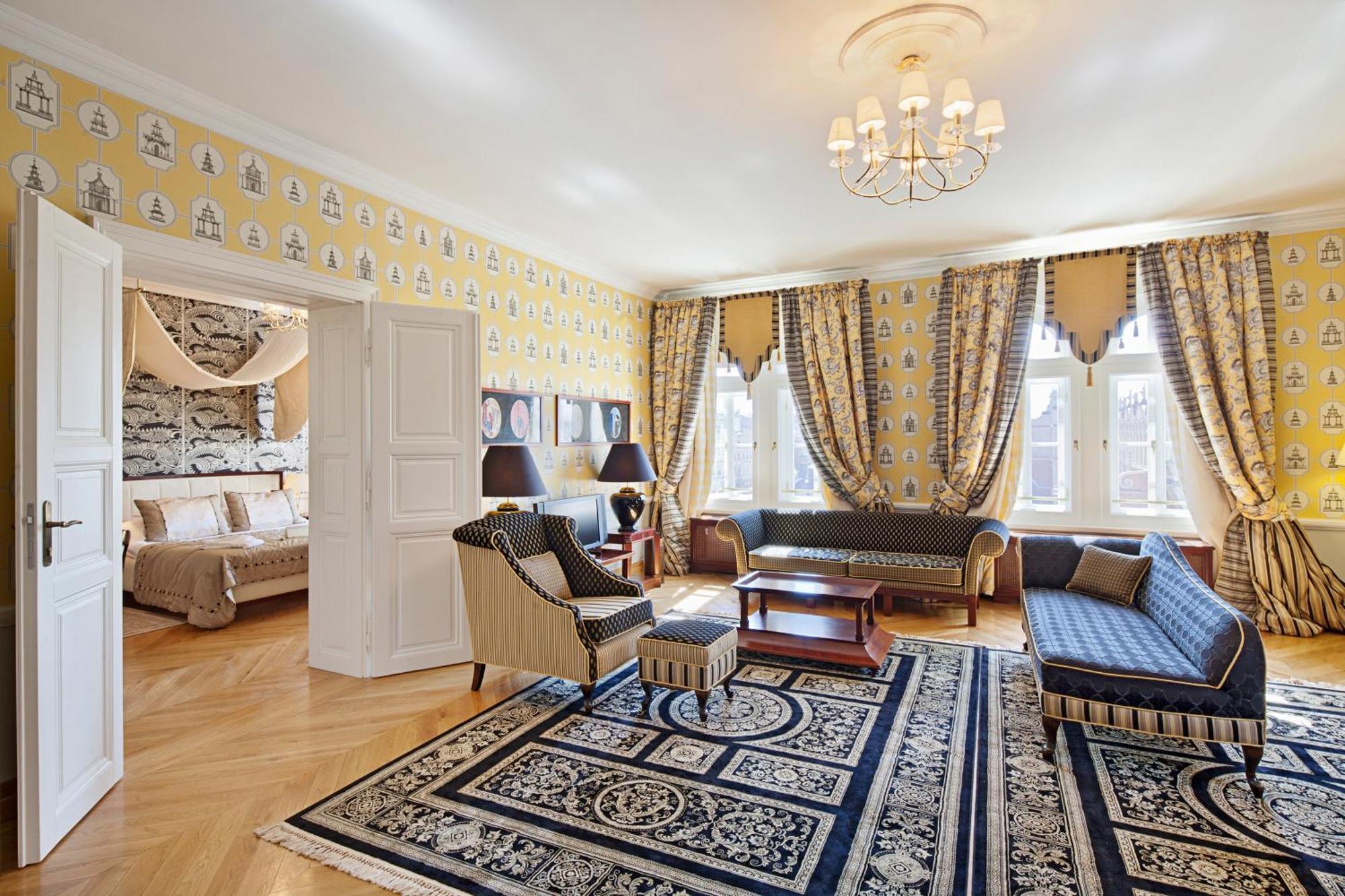 Luxury Suite Main Market Square view