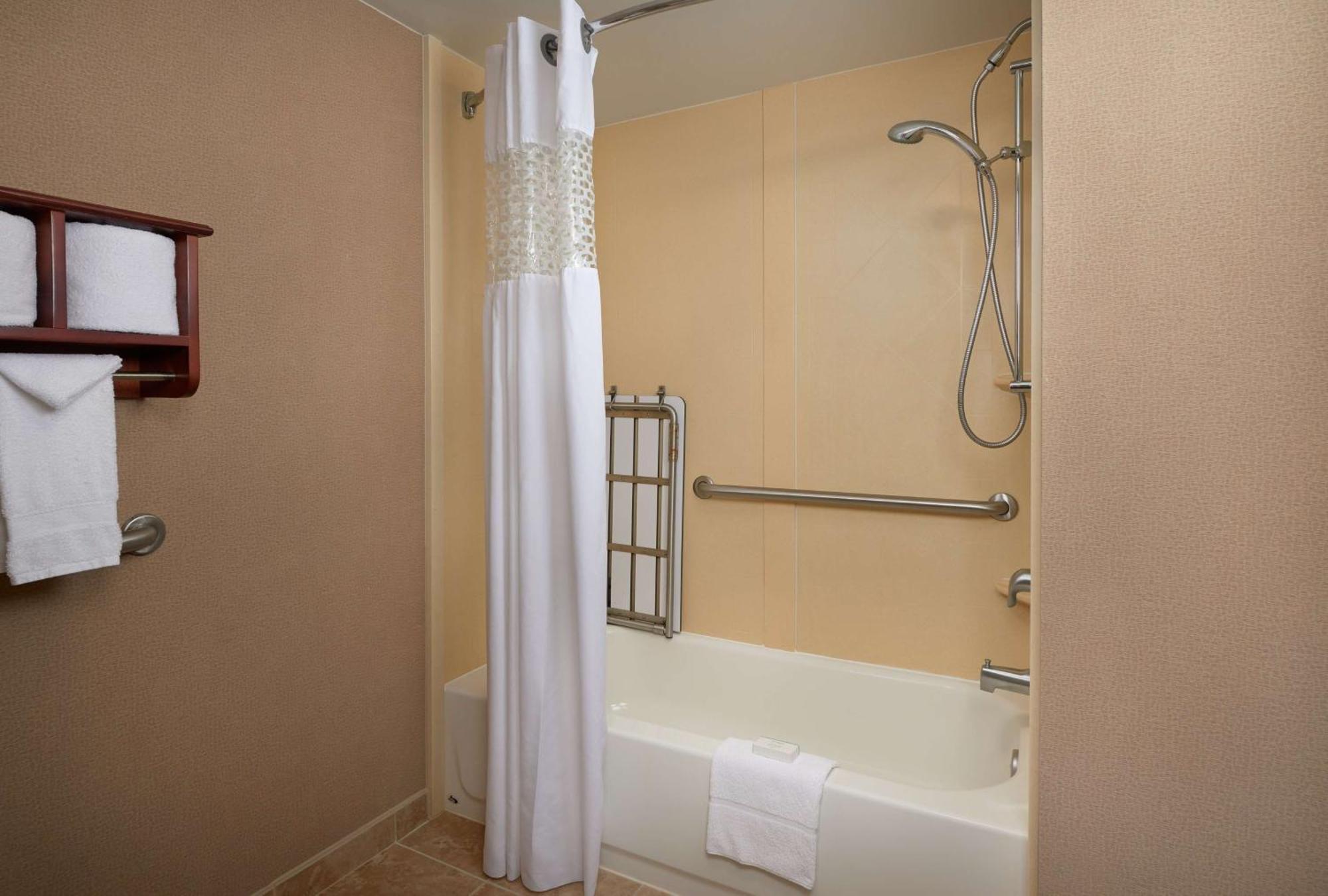Double Room with Accessible Tub - Mobility Access