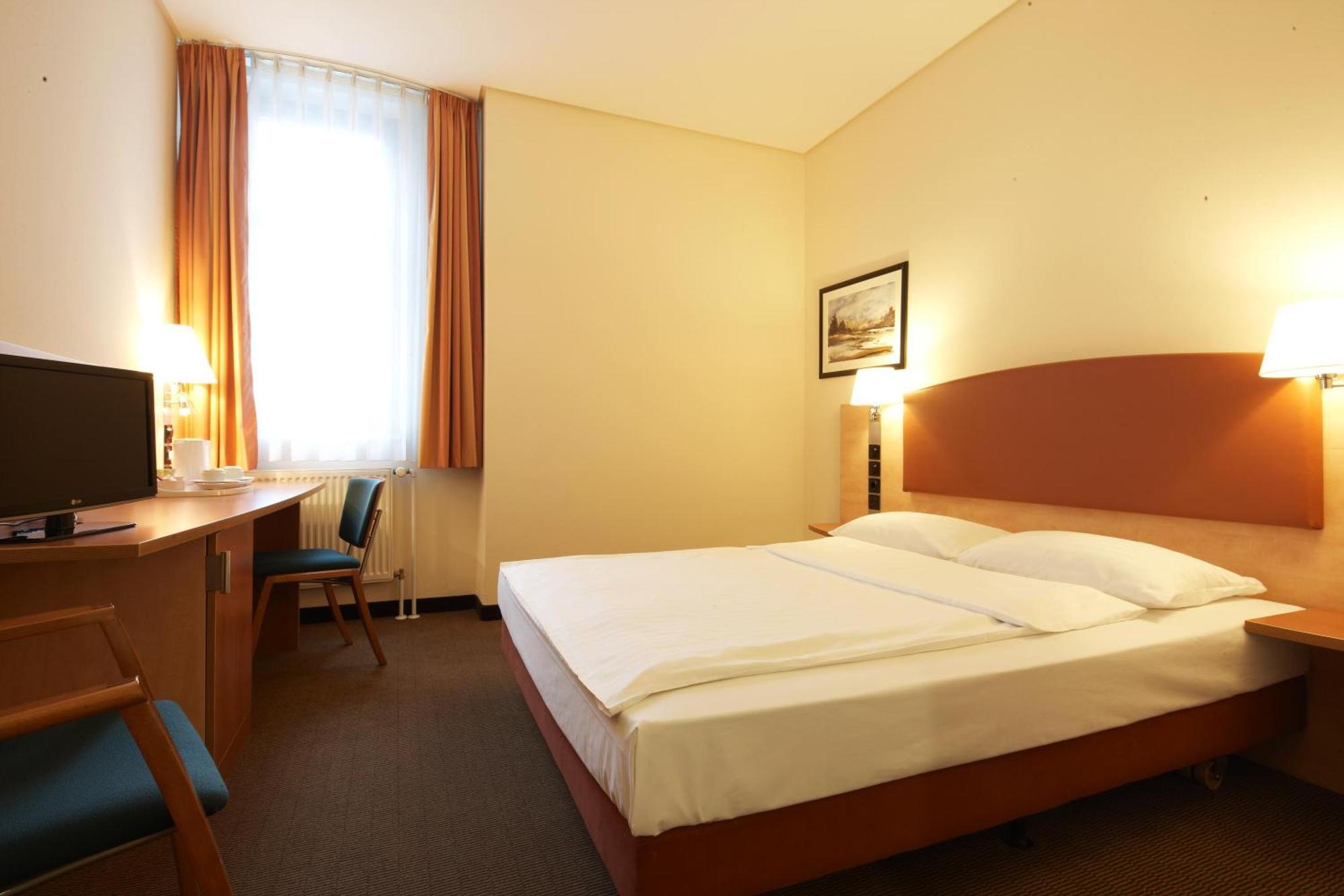 King Studio Suite with Sofa Bed - Hearing Access/Non-Smoking