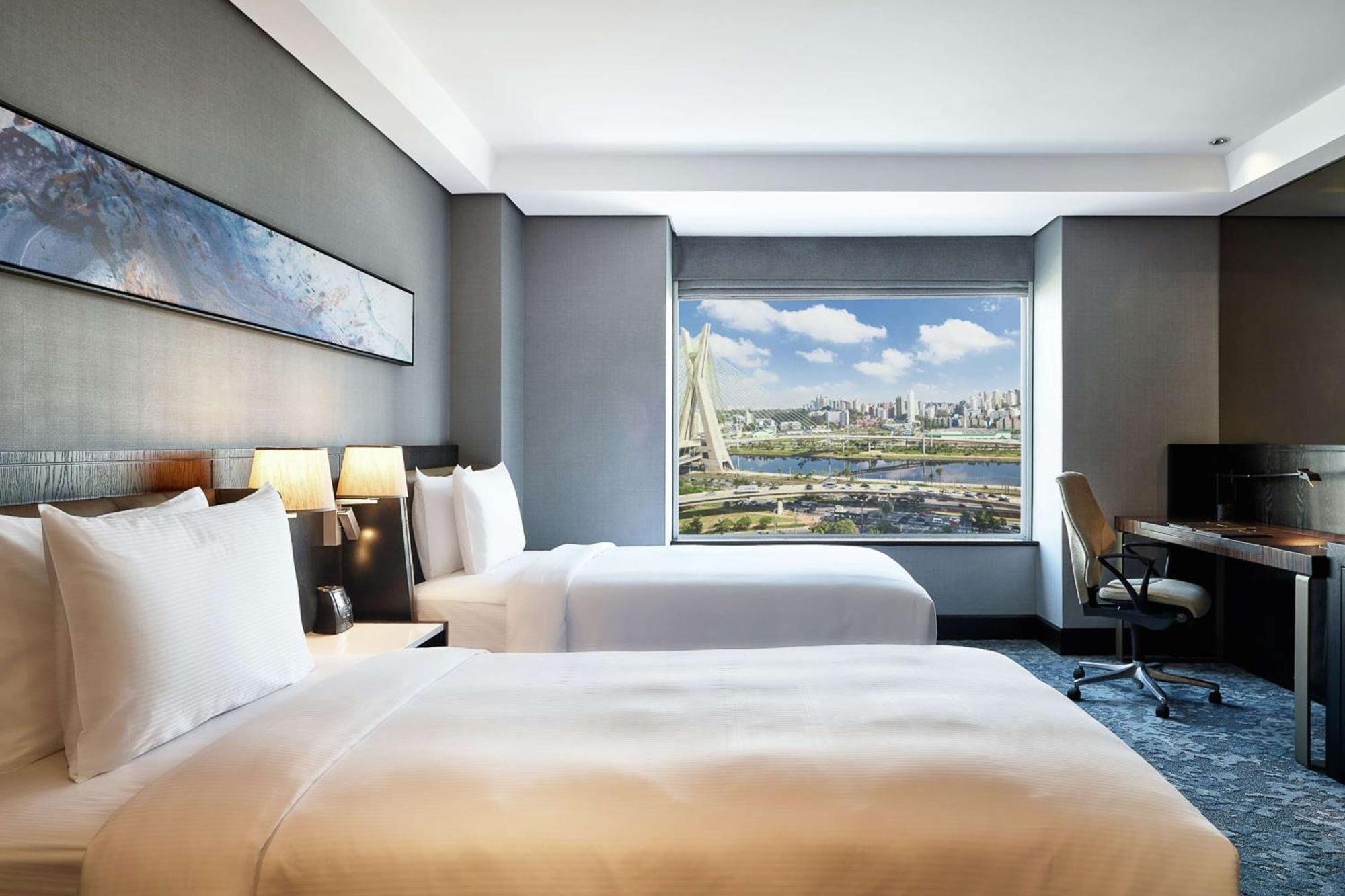 Zweibettzimmer mit Blick auf die Estaiada-Brücke