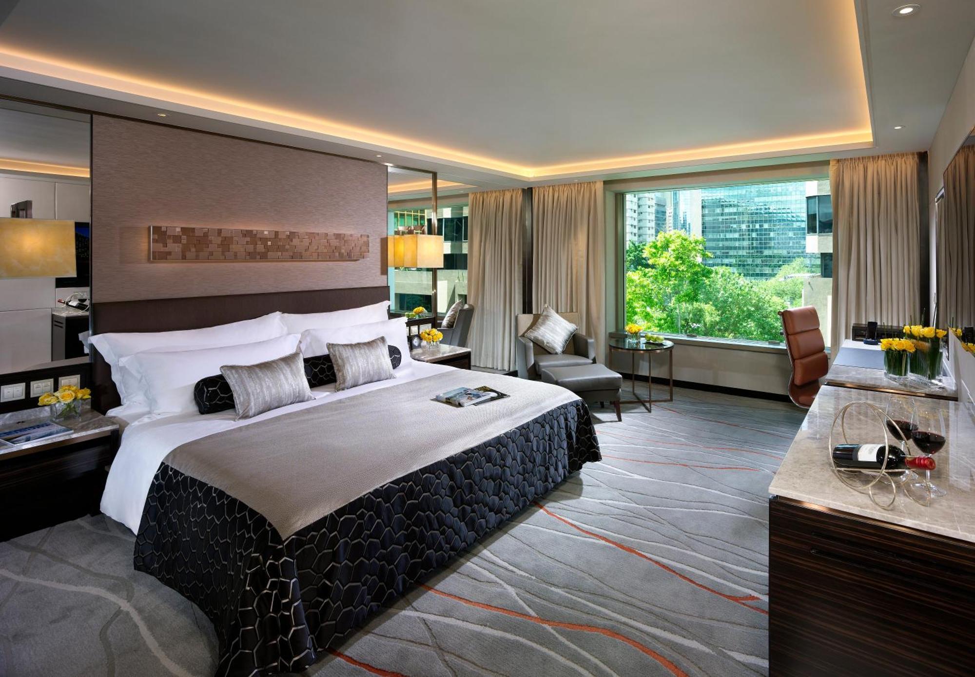 Premium Zimmer mit Kingsize-Bett und Blick auf die Stadt