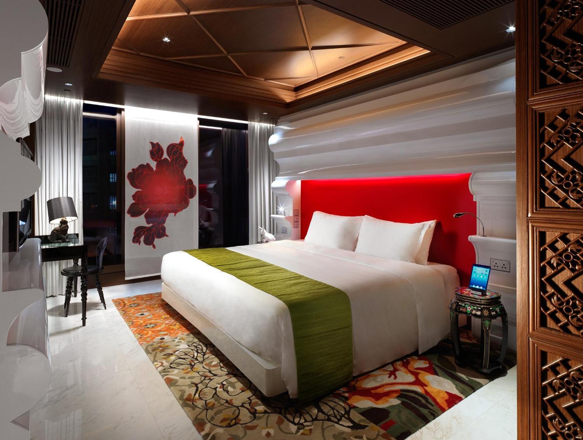 Habitación Full Moon con cama extragrande y vistas parciales al puerto