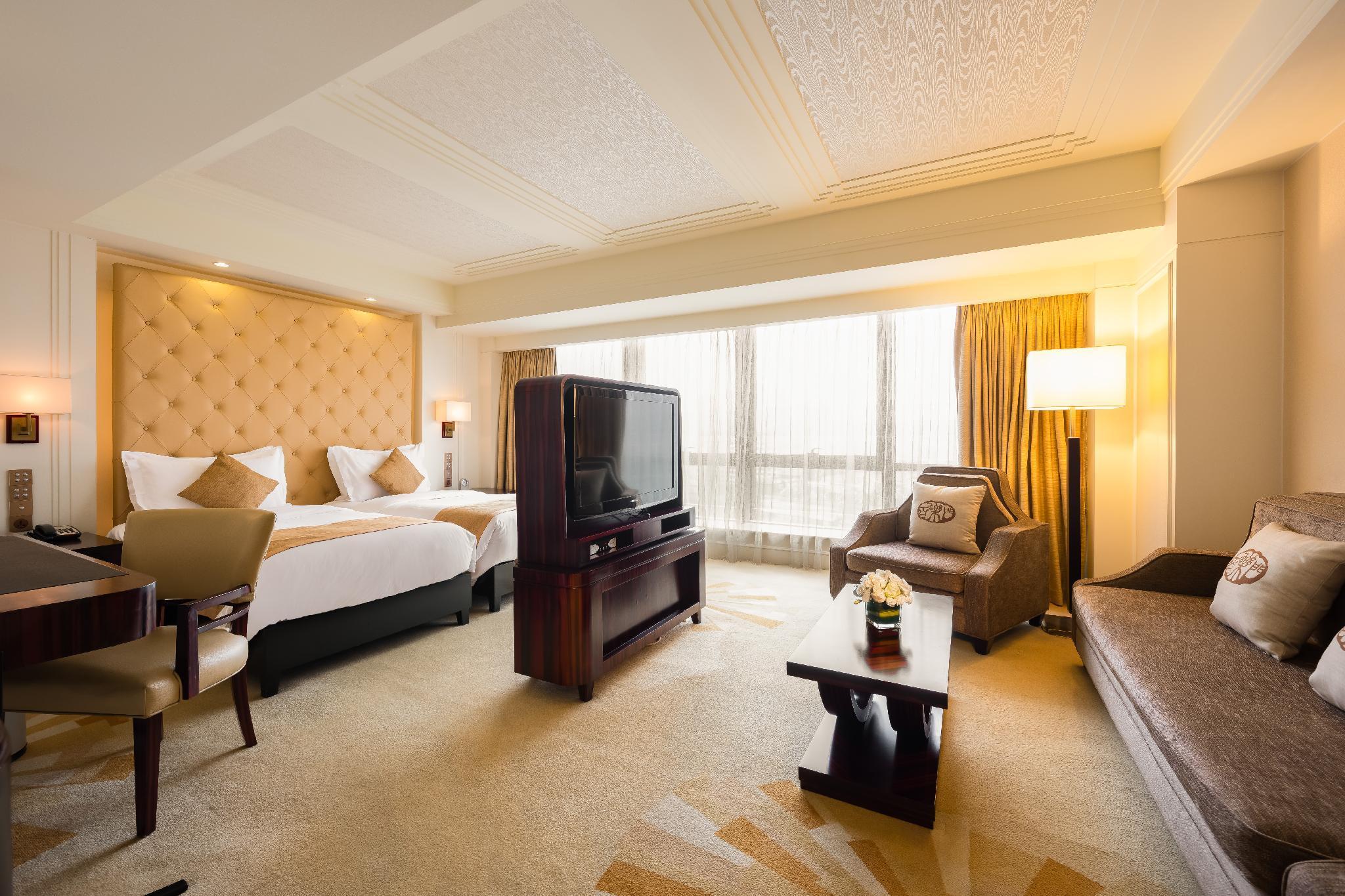 Deluxe King or Twin Room Include 2