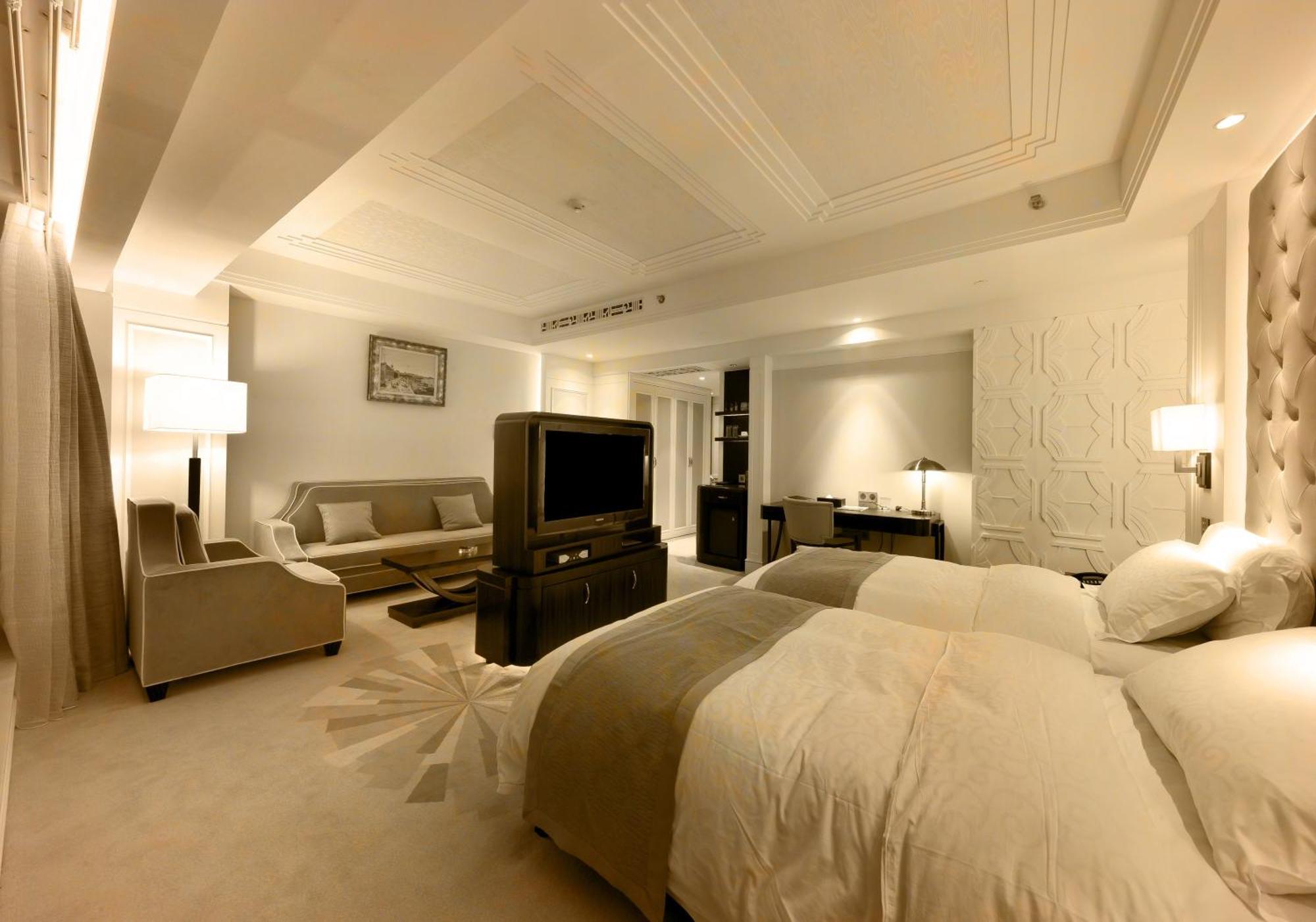 Deluxe King or Twin Room Include 2