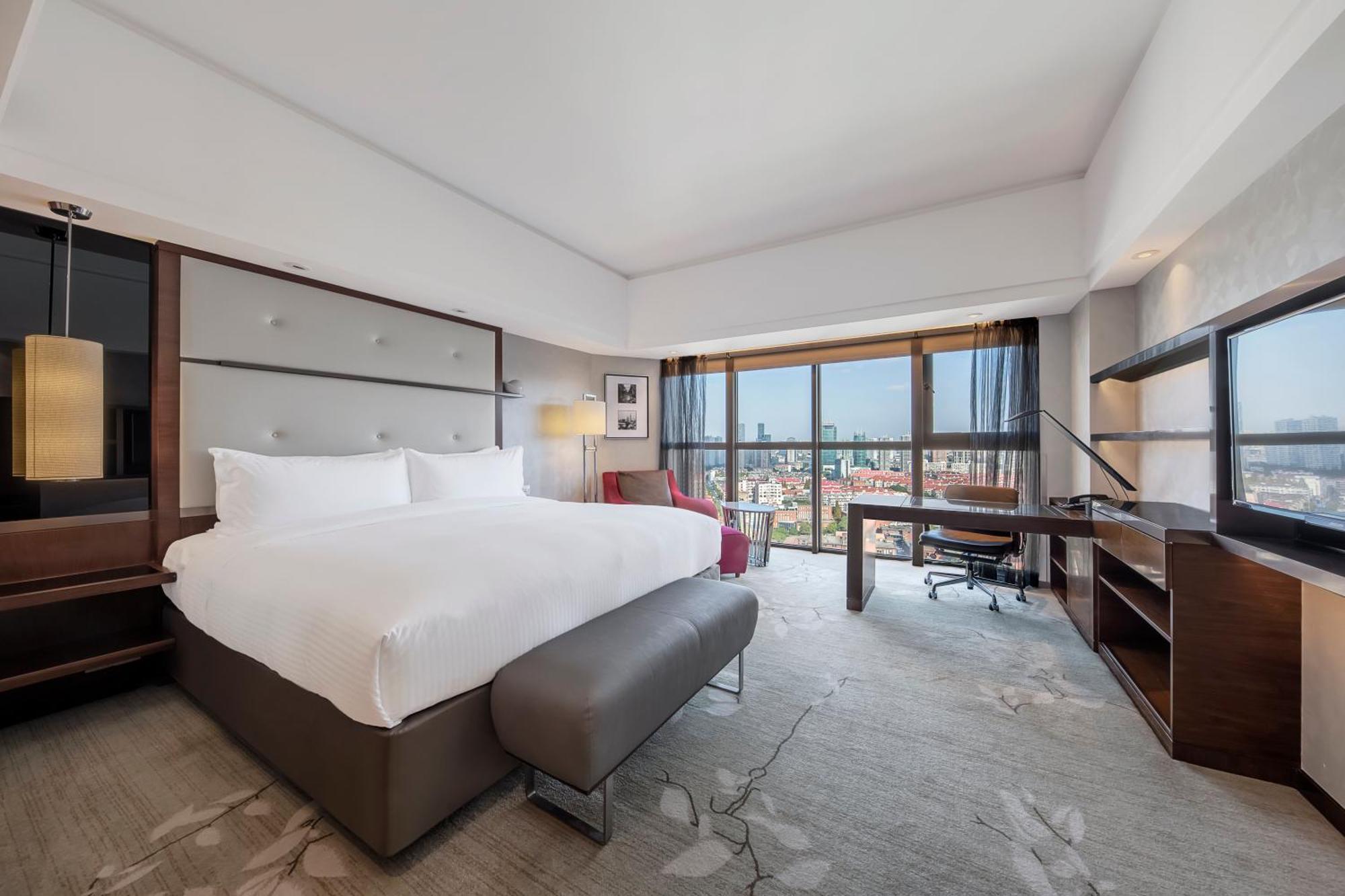1 King Premium Lounge Access City View