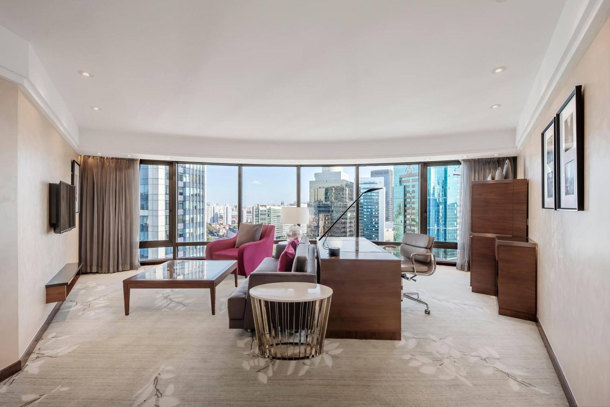 1 King Diplomatic Suite Lounge Access City View High Floor