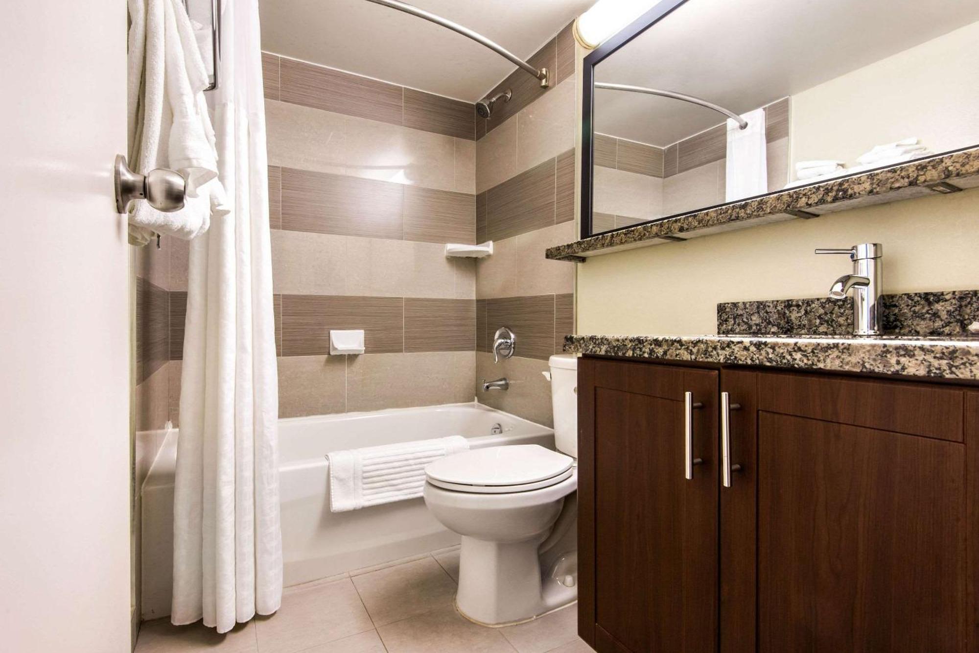 Quadruple Room with Two Queen Beds - Non Smoking/Upper floor