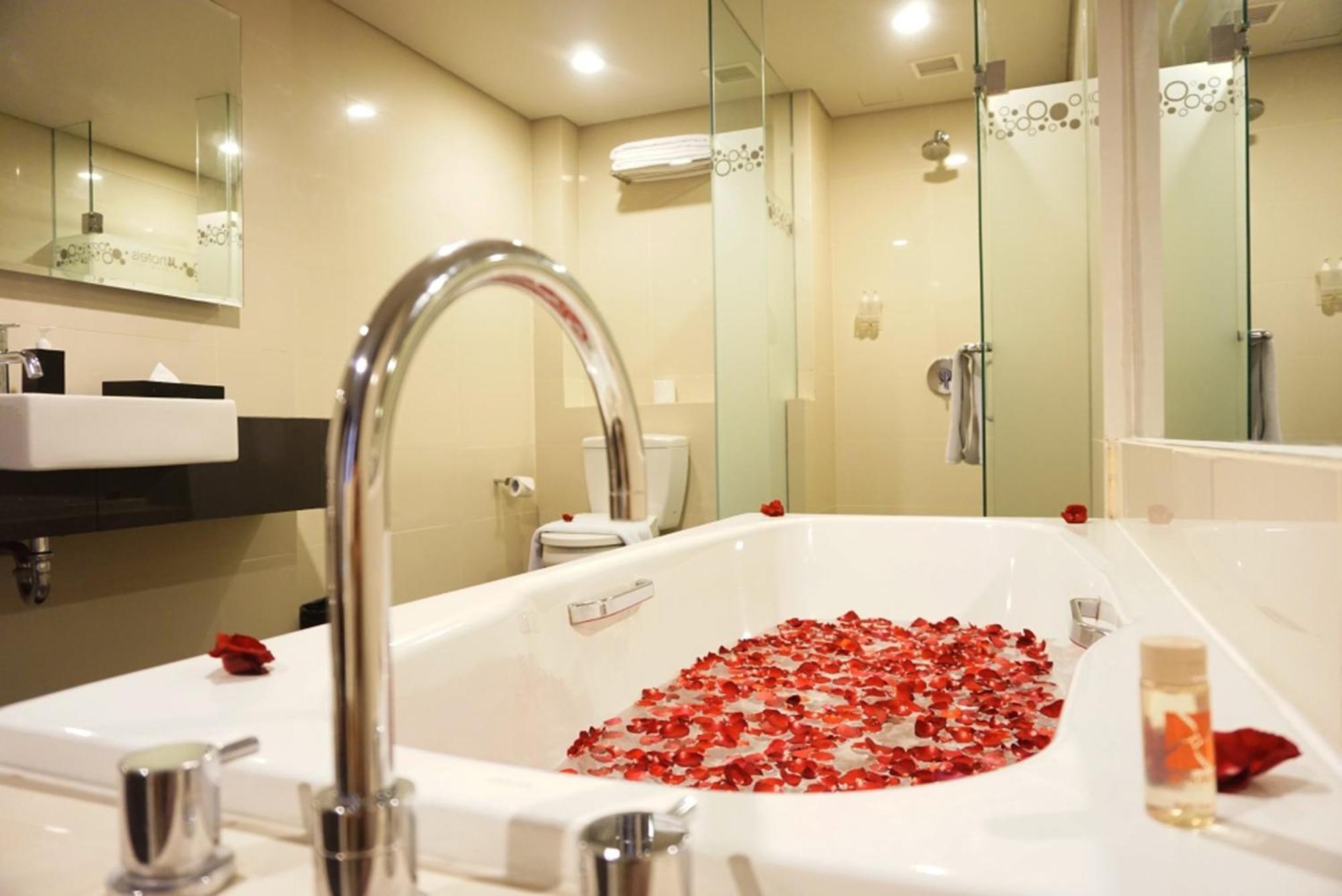 Premier Deluxe Double Room with Balcony with Free Daily Mini Bar,1664670547:JPEG