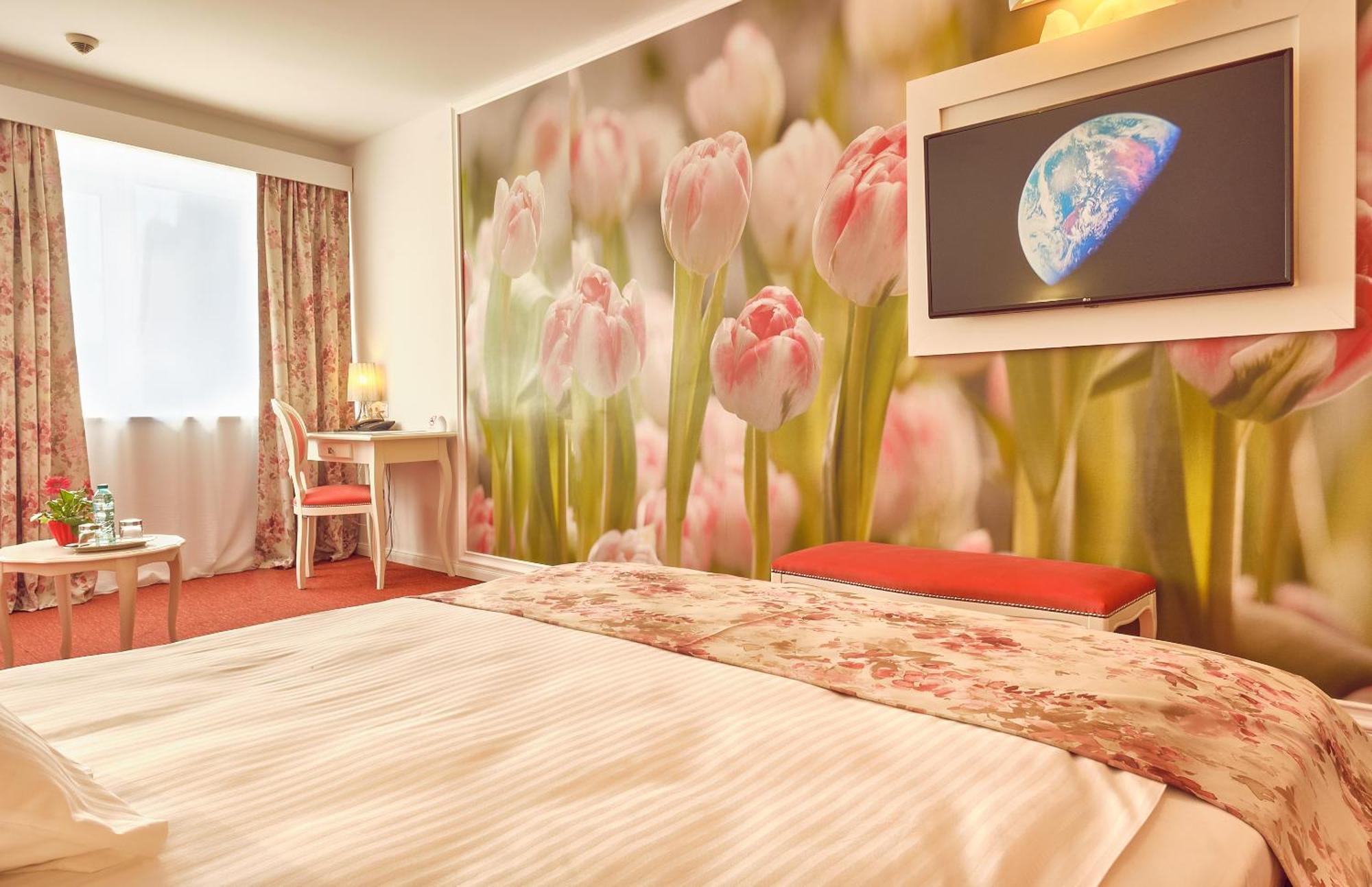 Habitación Doble Deluxe con sofá y vistas al Palacio del Parlamento
