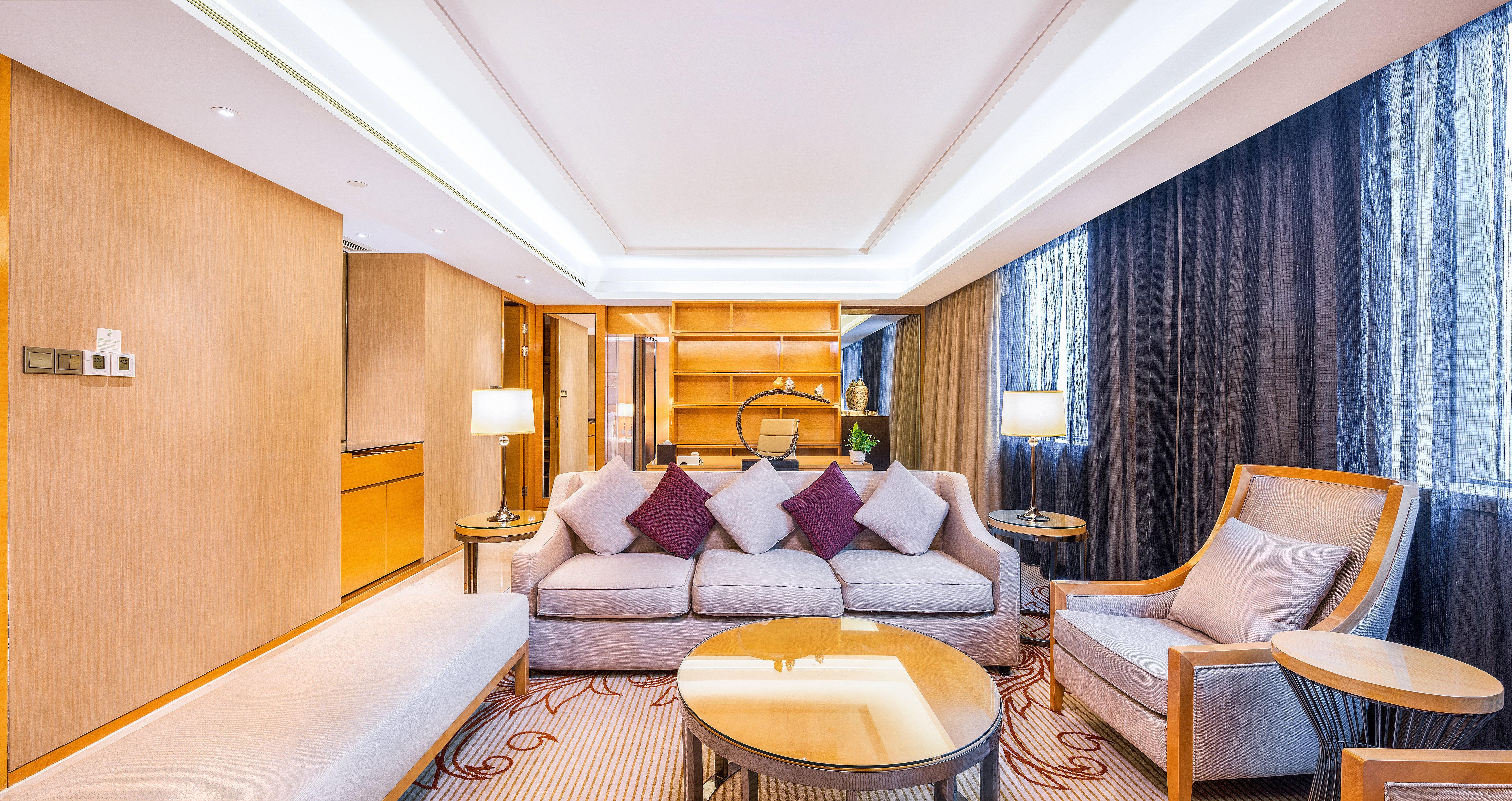 One-Bedroom Suite with Dining Area - High Floor