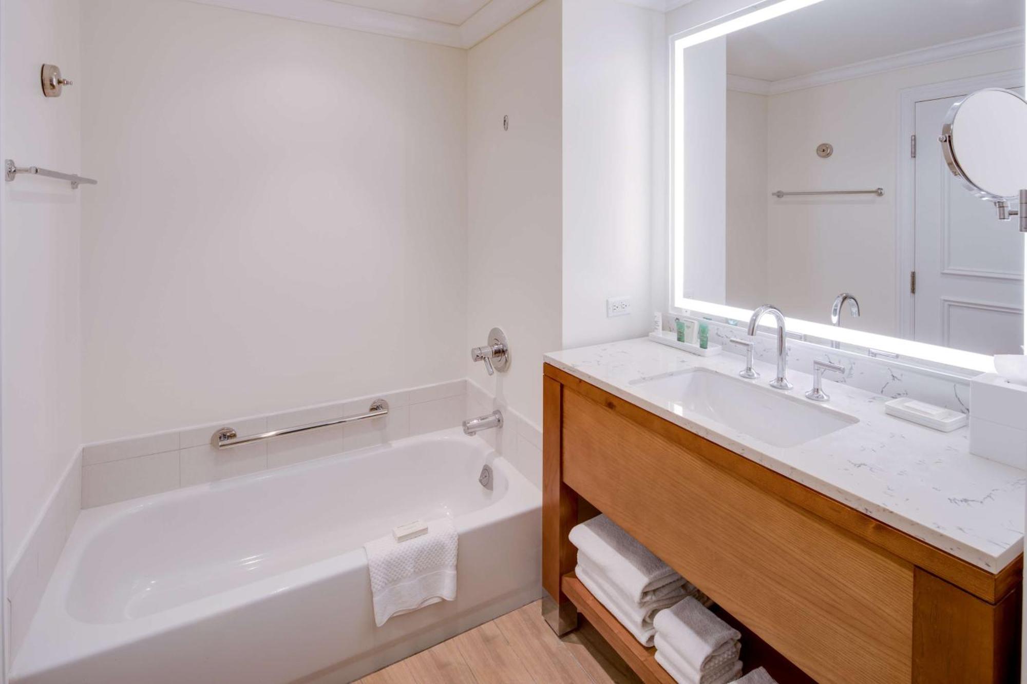 Corner Suite with Two Double Beds and Panoramic View