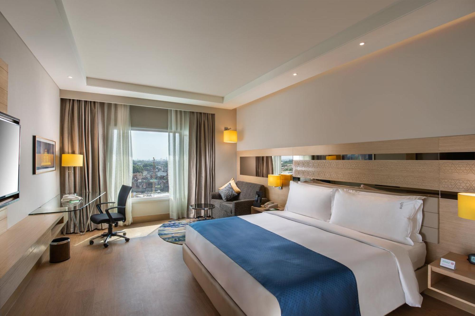 Premium King Room with 15% off on F&B | 20% off on laundry | Happy Hours (1+1) from 12 noon to 8 pm