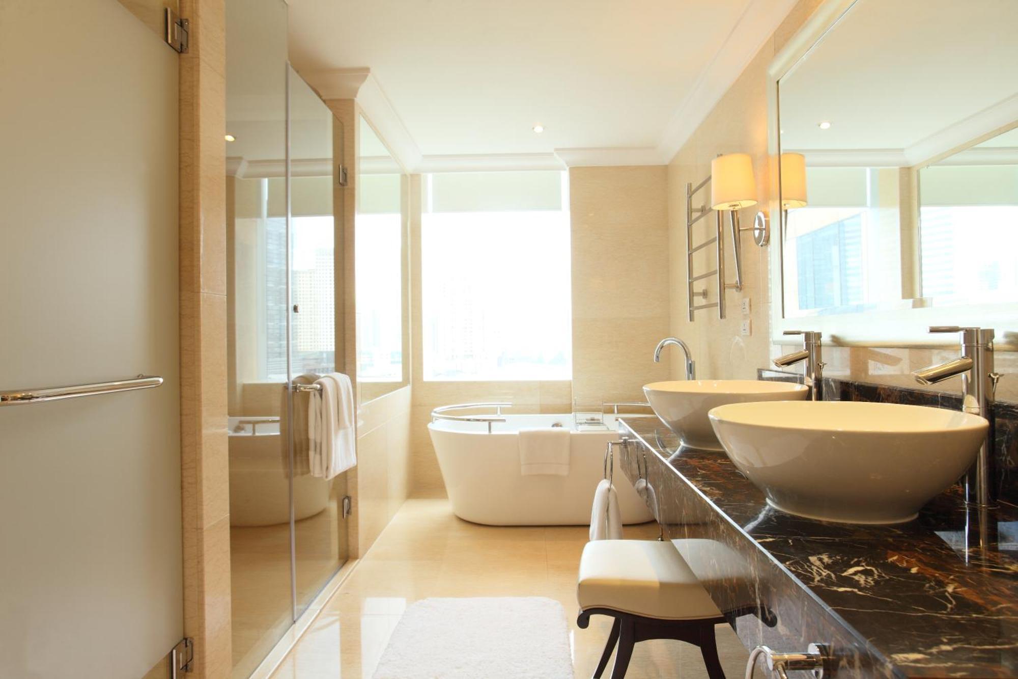 Artists Suite 2 Queen