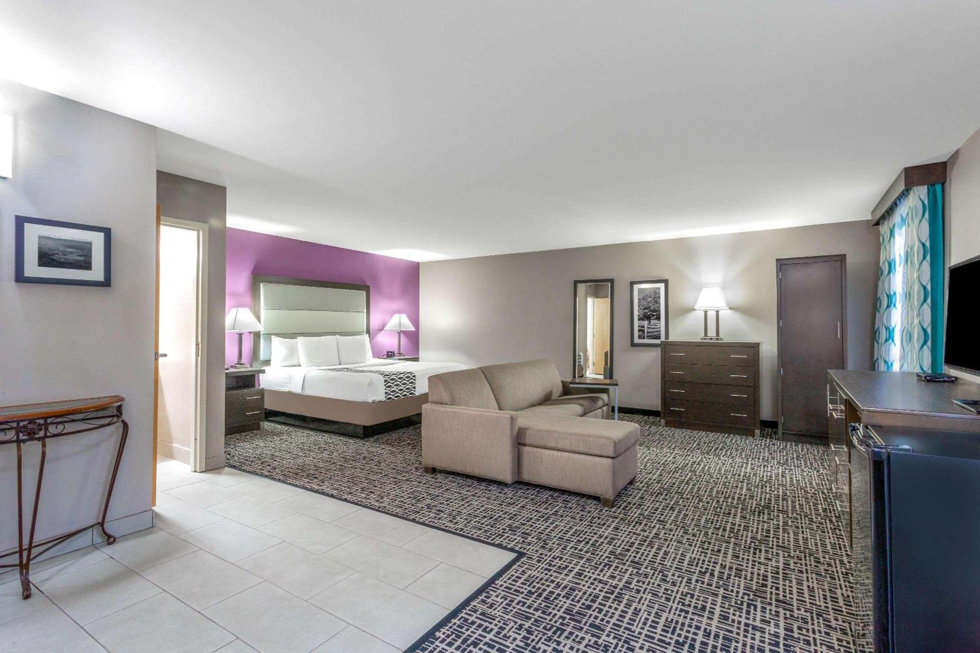 Deluxe King Room - Non-Smoking
