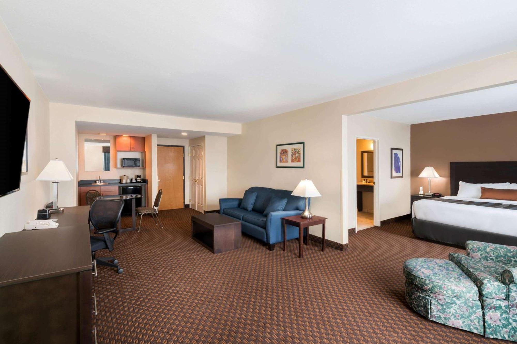 Deluxe King Suite