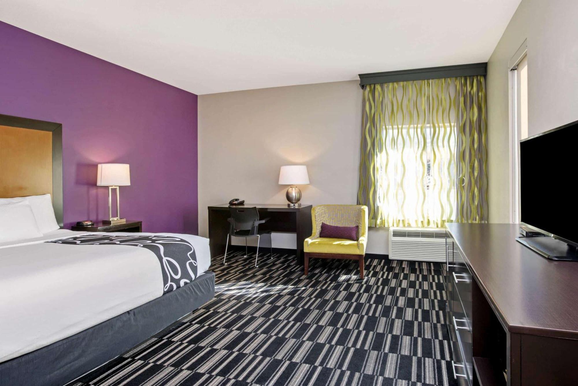 King Room with Mountain View and Mobility/Hearing Impaired Access - Non-Smoking