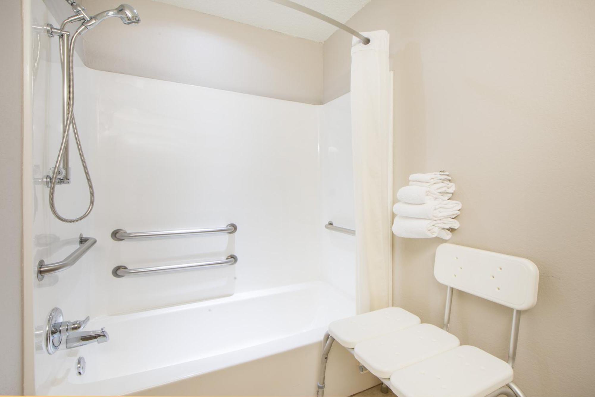 Deluxe Queen Studio Suite - Non-Smoking