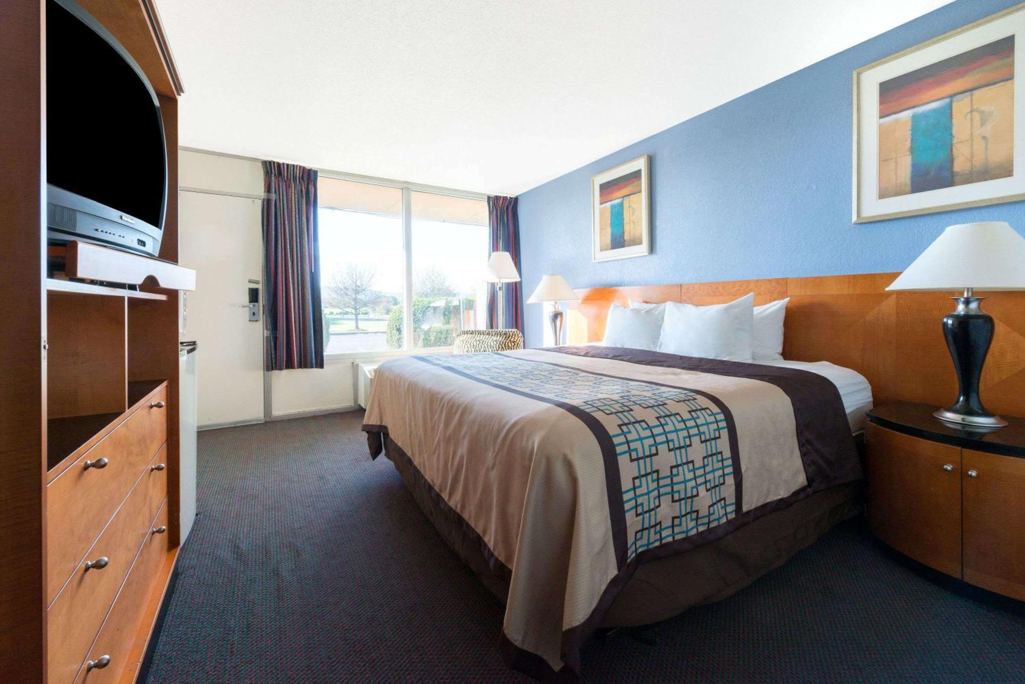 King Room - Pet Friendly/Non-Smoking