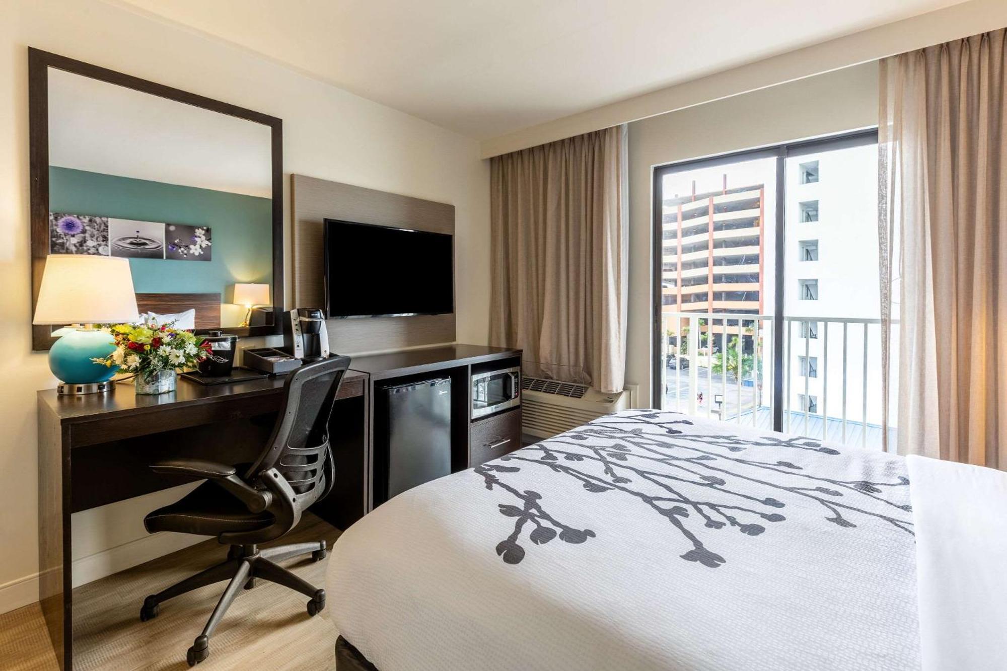 Zimmer mit Queensize-Bett und barrierefreier Badewanne – barrierefrei, Nichtraucher