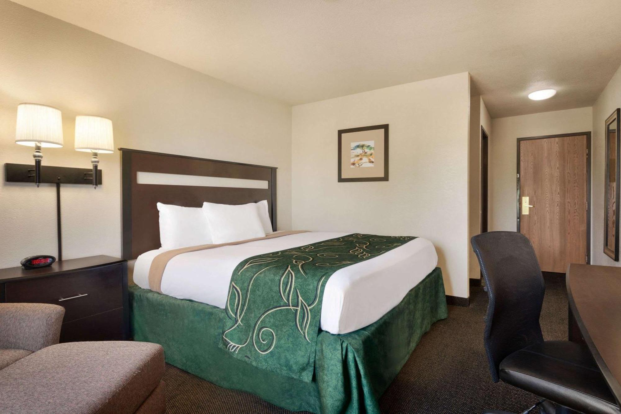 Queen Room - Mobility Access/Non-Smoking