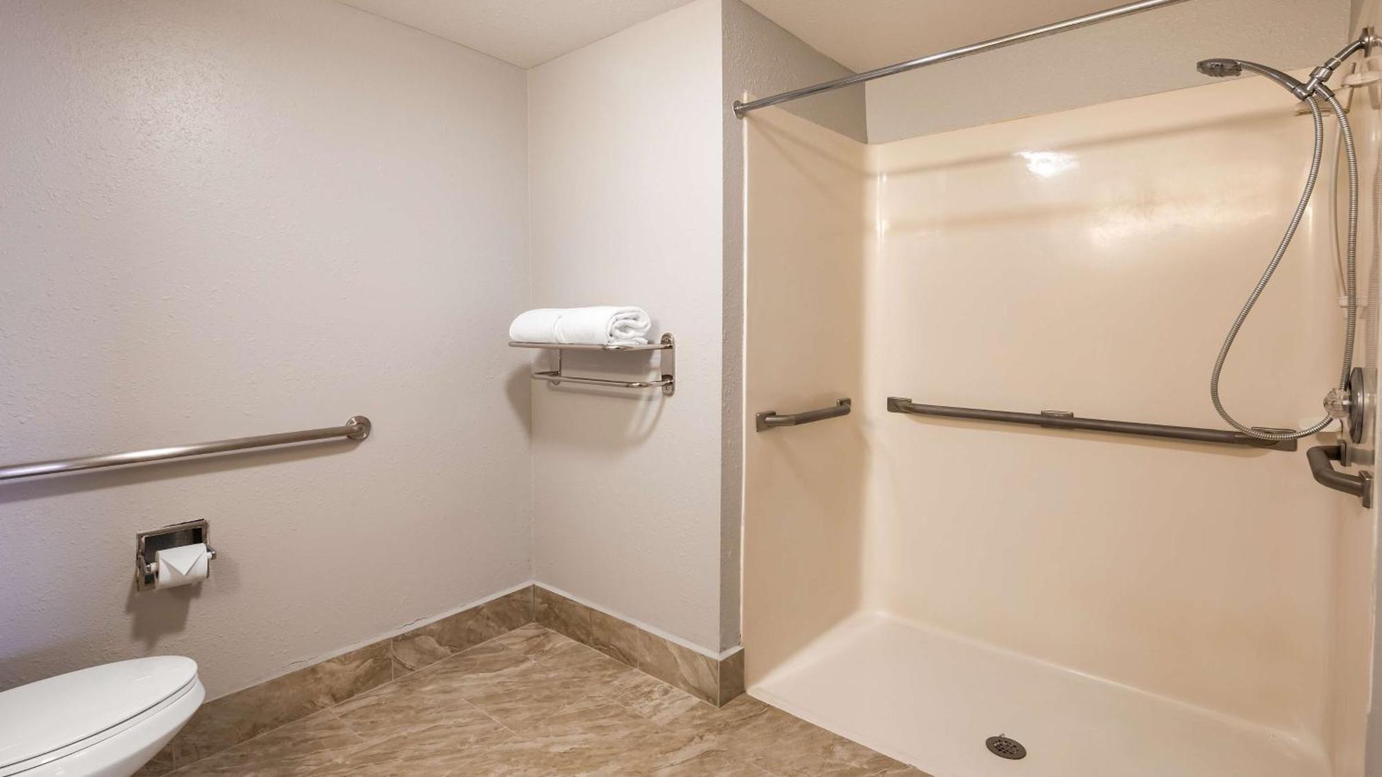 King Suite Roll Shower Separate Living Area Disability Access or Non-Smoking,1278315829:JPEG