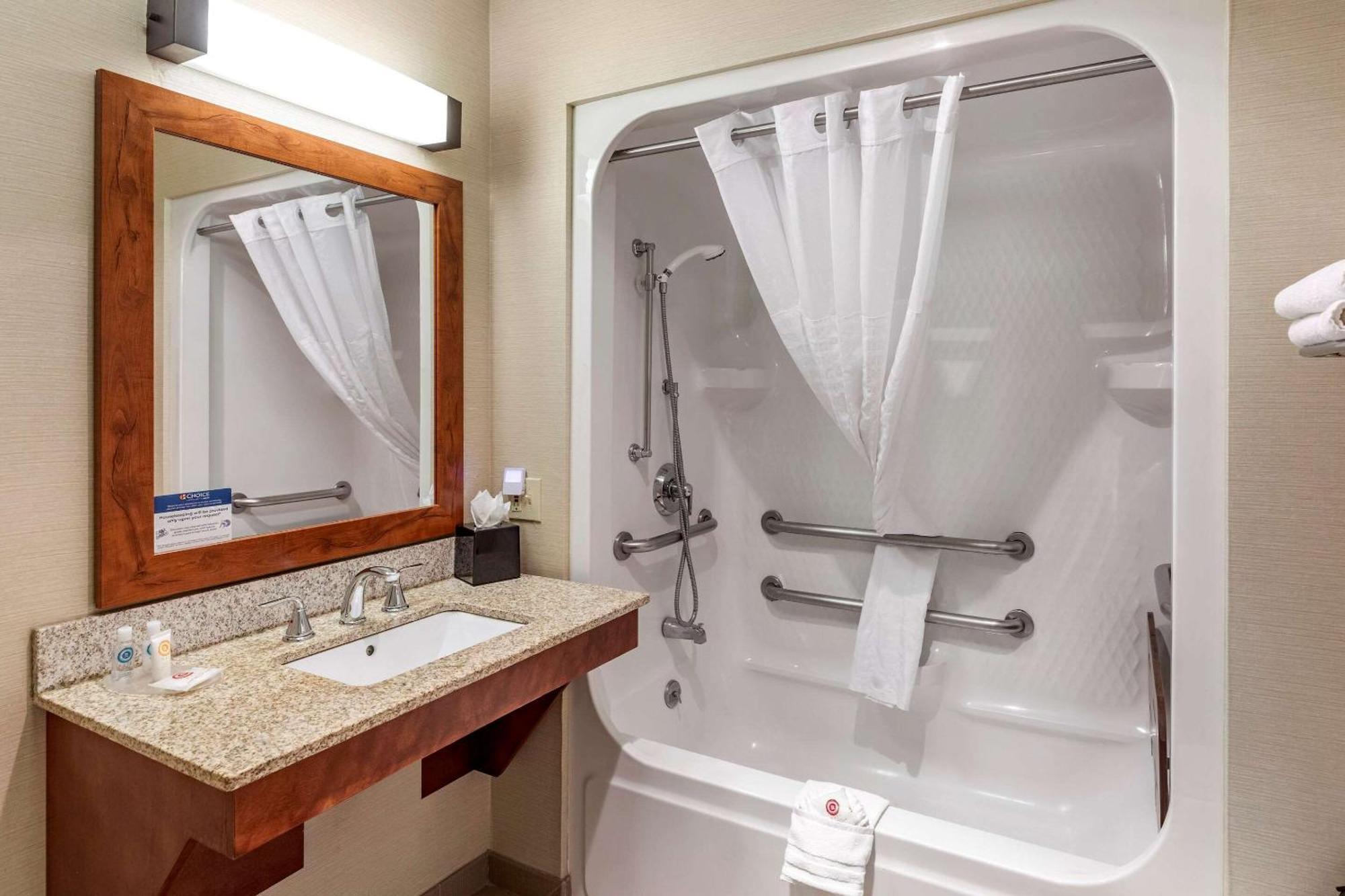Business Queen Room - Accessible/Non-Smoking