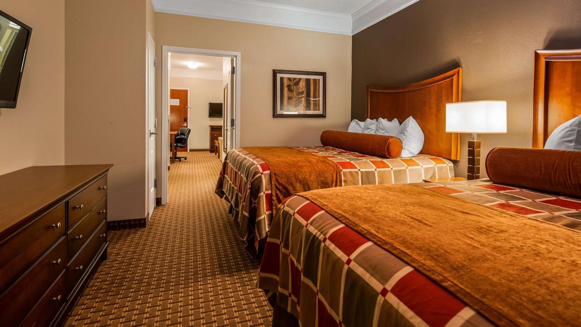 One-Bedroom Queen Suite Two Queen Beds Sofa Bed