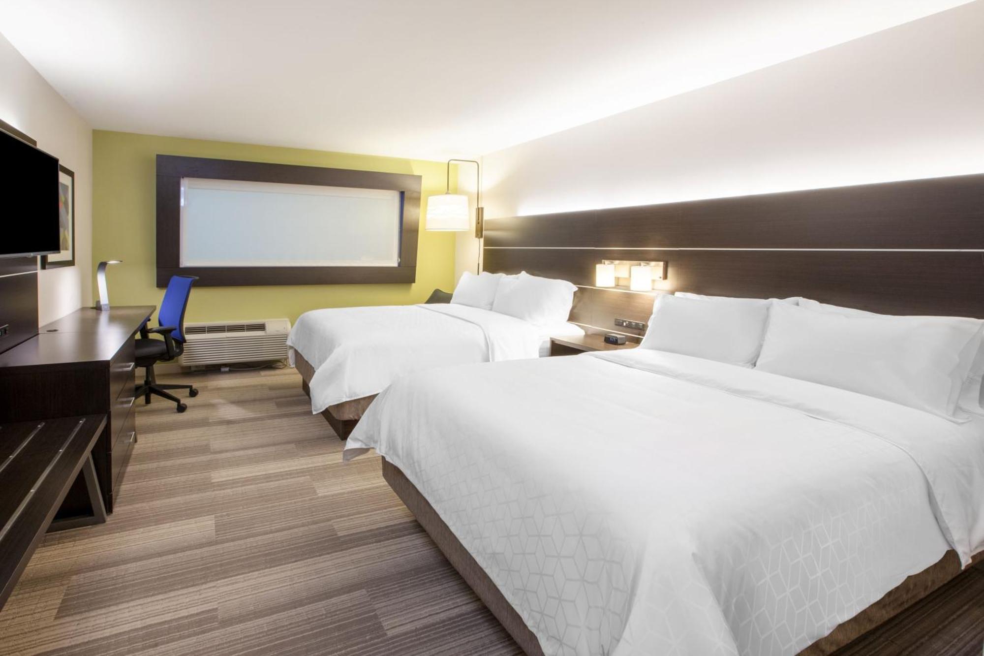 Queen Suite with Two Queen Beds and Mobility Accessible Bathtub - Non-Smoking