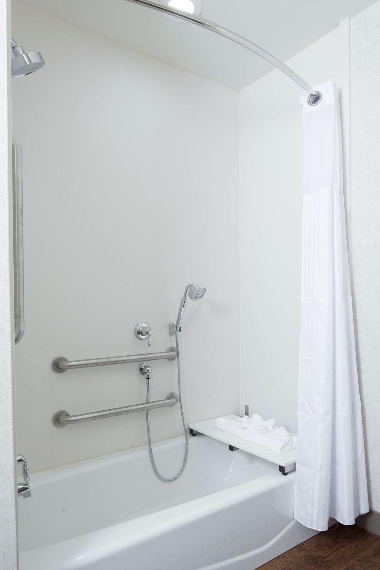 King Room with Accessible Tub - Mobility Access