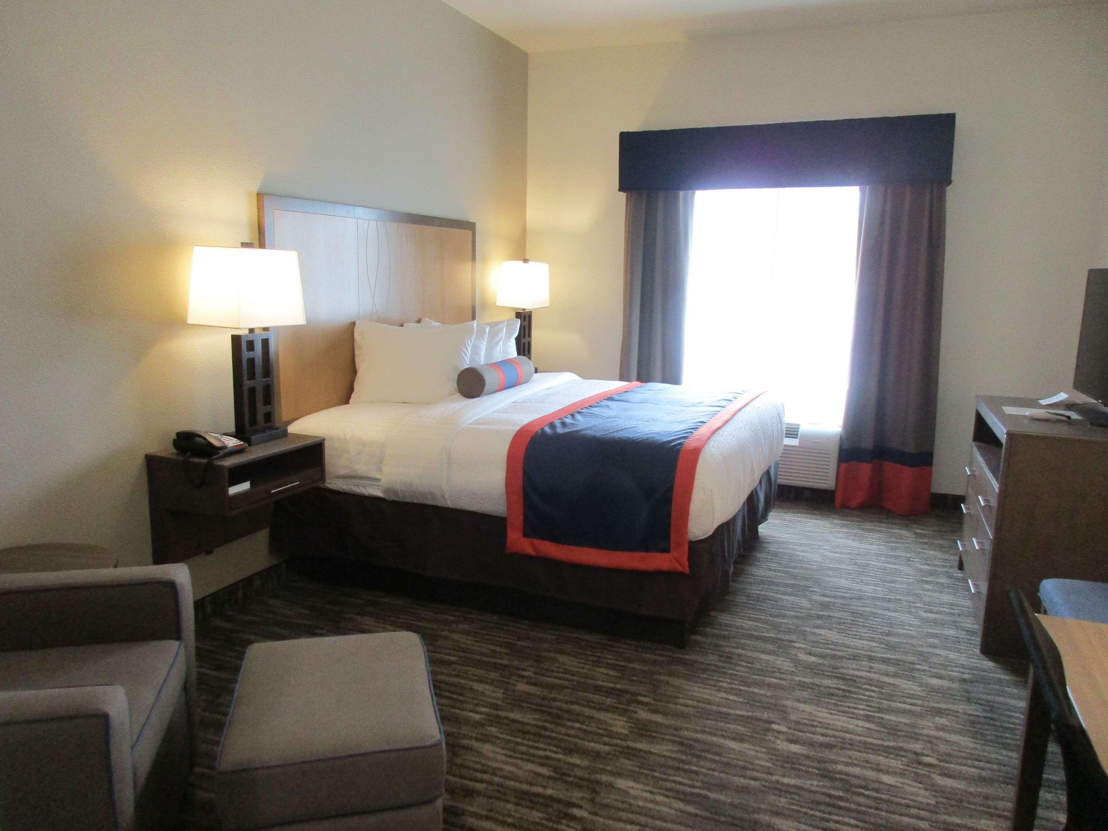 King Room with Roll-in Shower - Disability Access/Non-Smoking