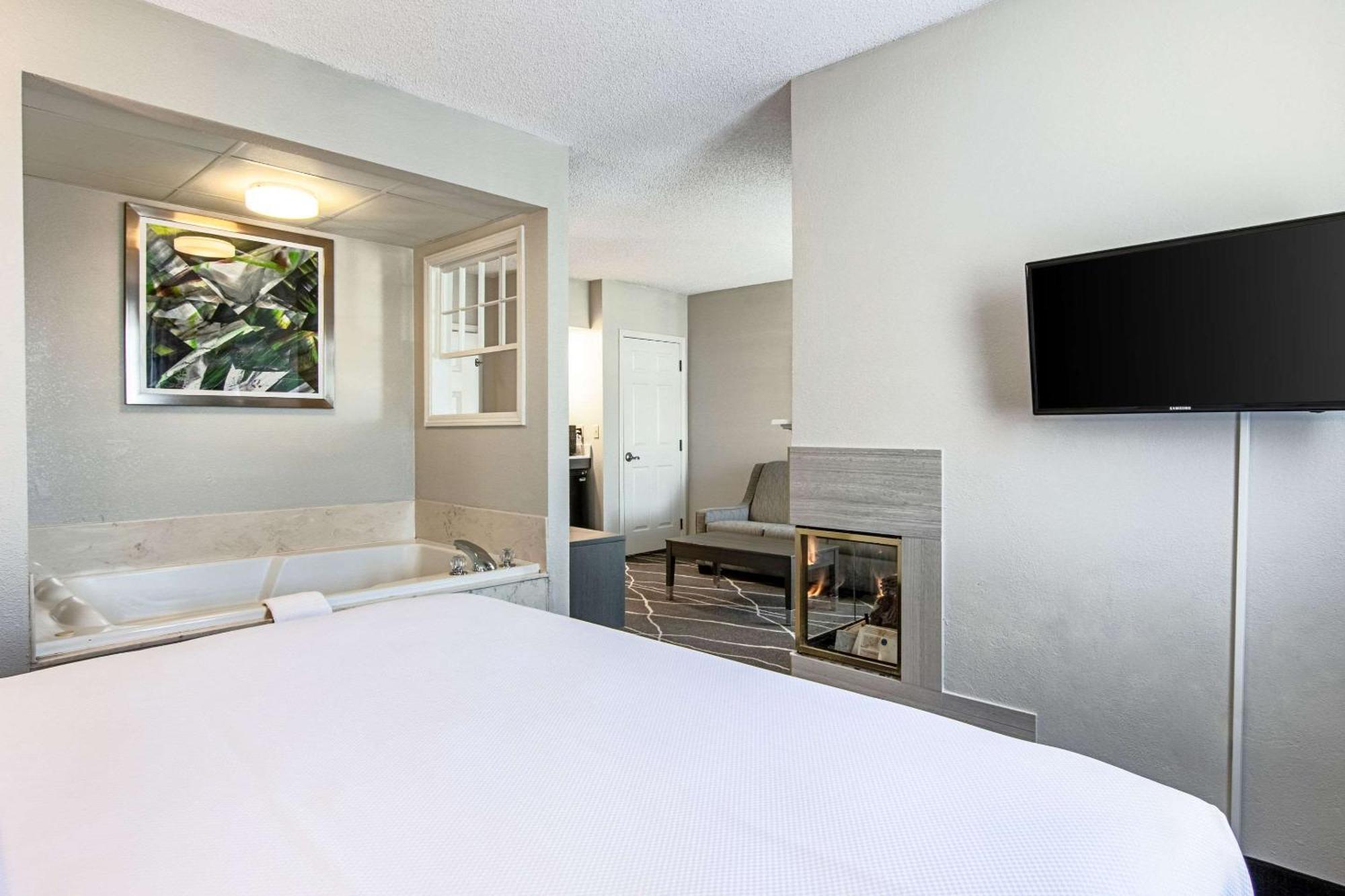King Suite with Whirlpool and Sofa Bed - Non-Smoking