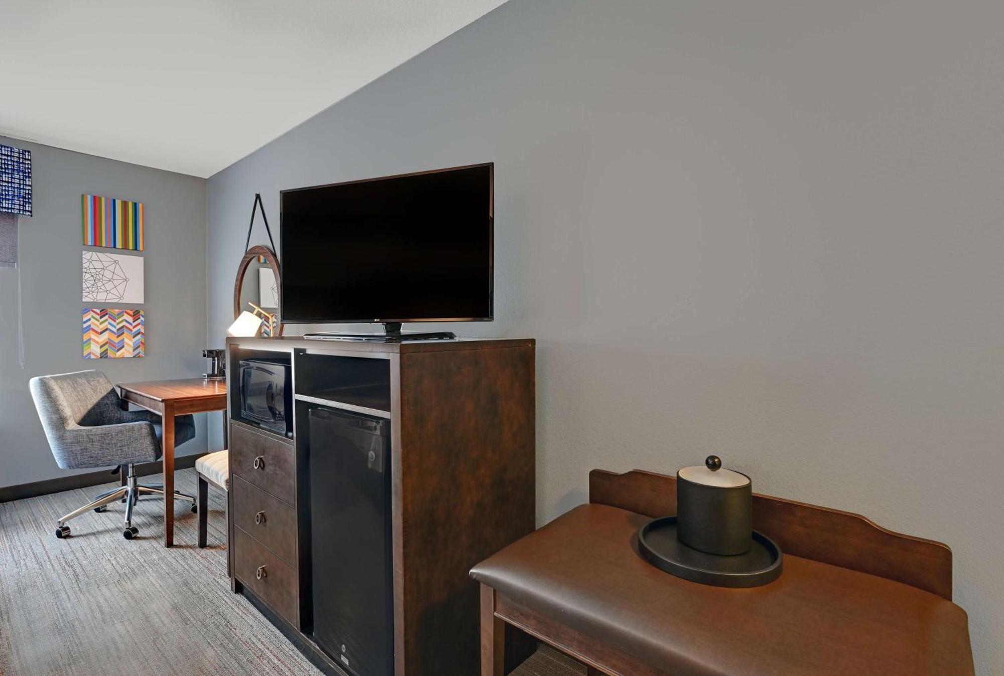 Queen Room Two Queen Beds Hearing Access or Non-Smoking