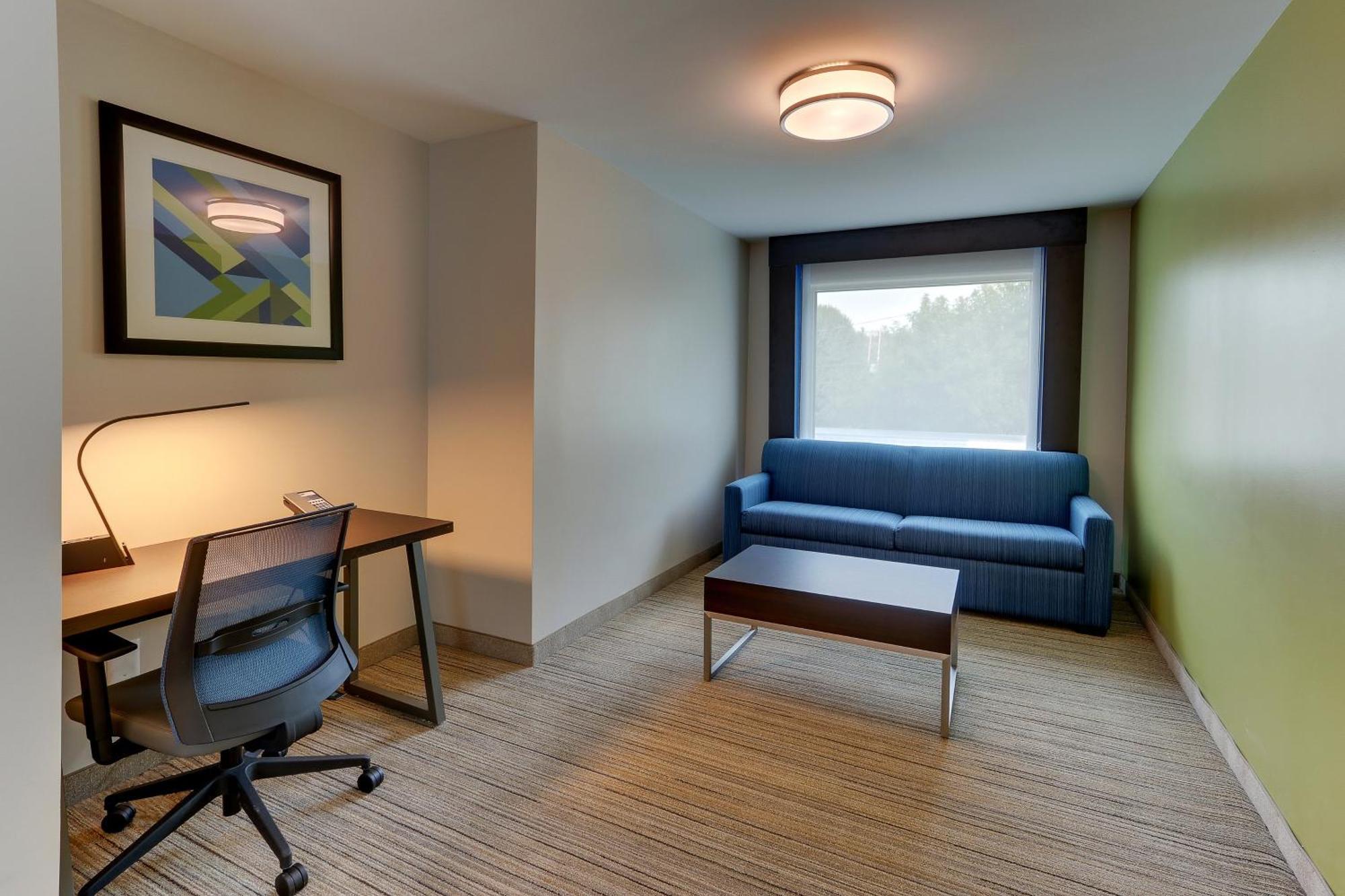 King Suite with Sofa Bed - Hearing Accessible