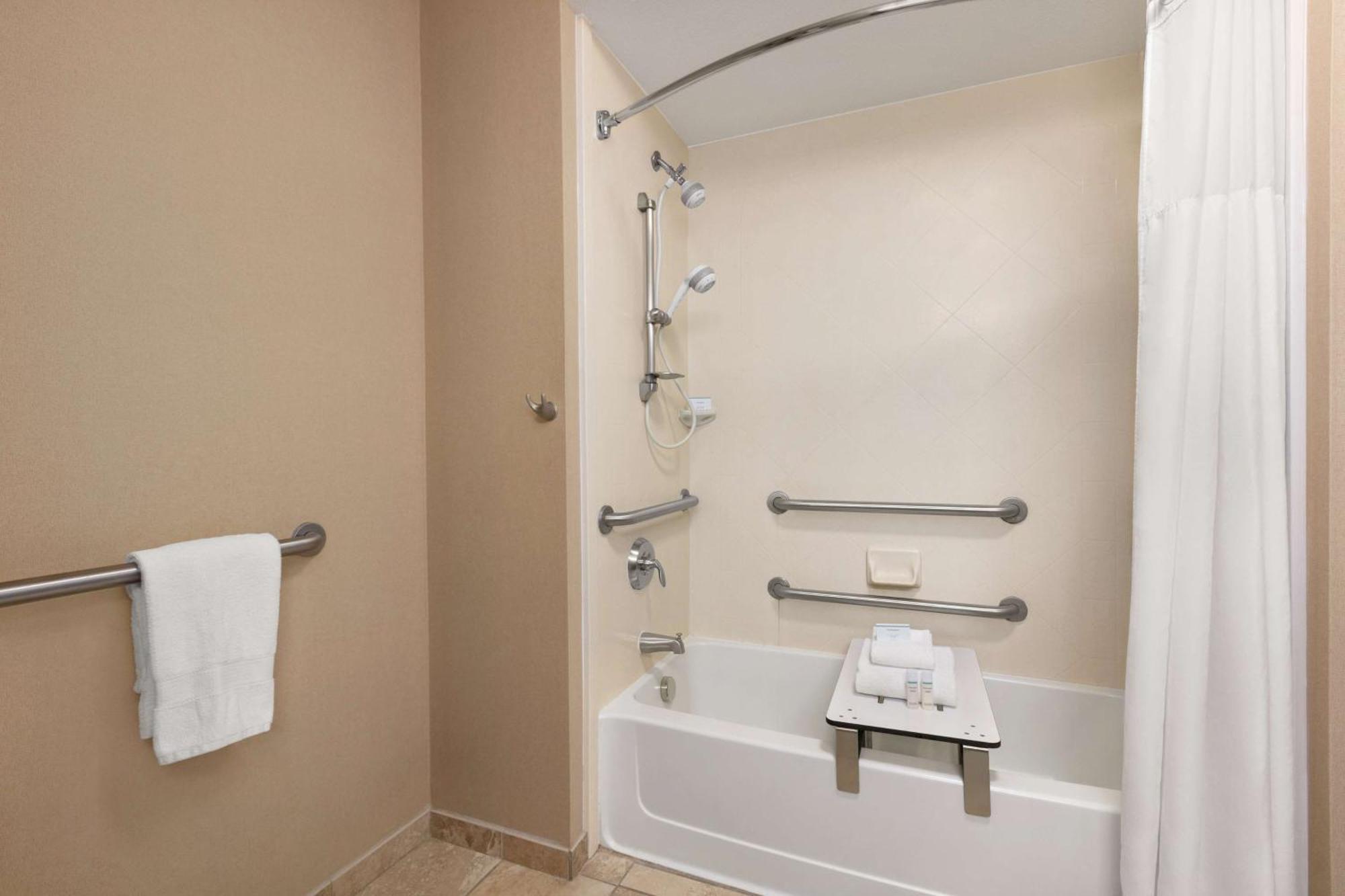 Double Room Two Queen Beds Bath Tub Mobility Hearing Access or Non-Smoking