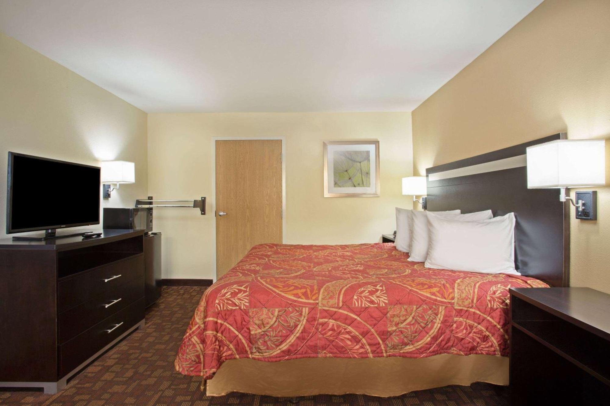 King Room with Bath Tub - Mobility Accessible/Non-Smoking