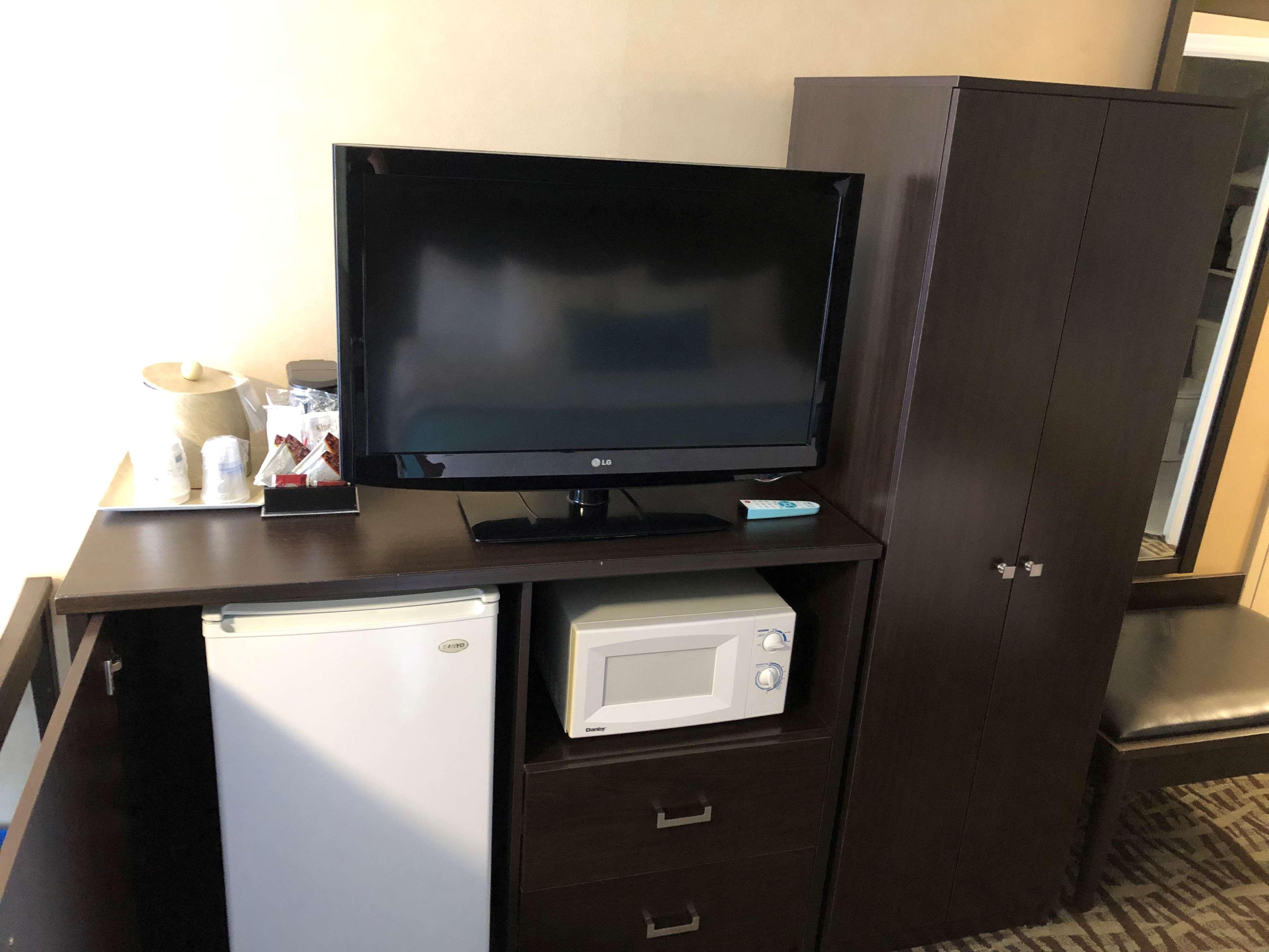 Queen Room with Two Queen Beds with Kitchenette - Non Smoking