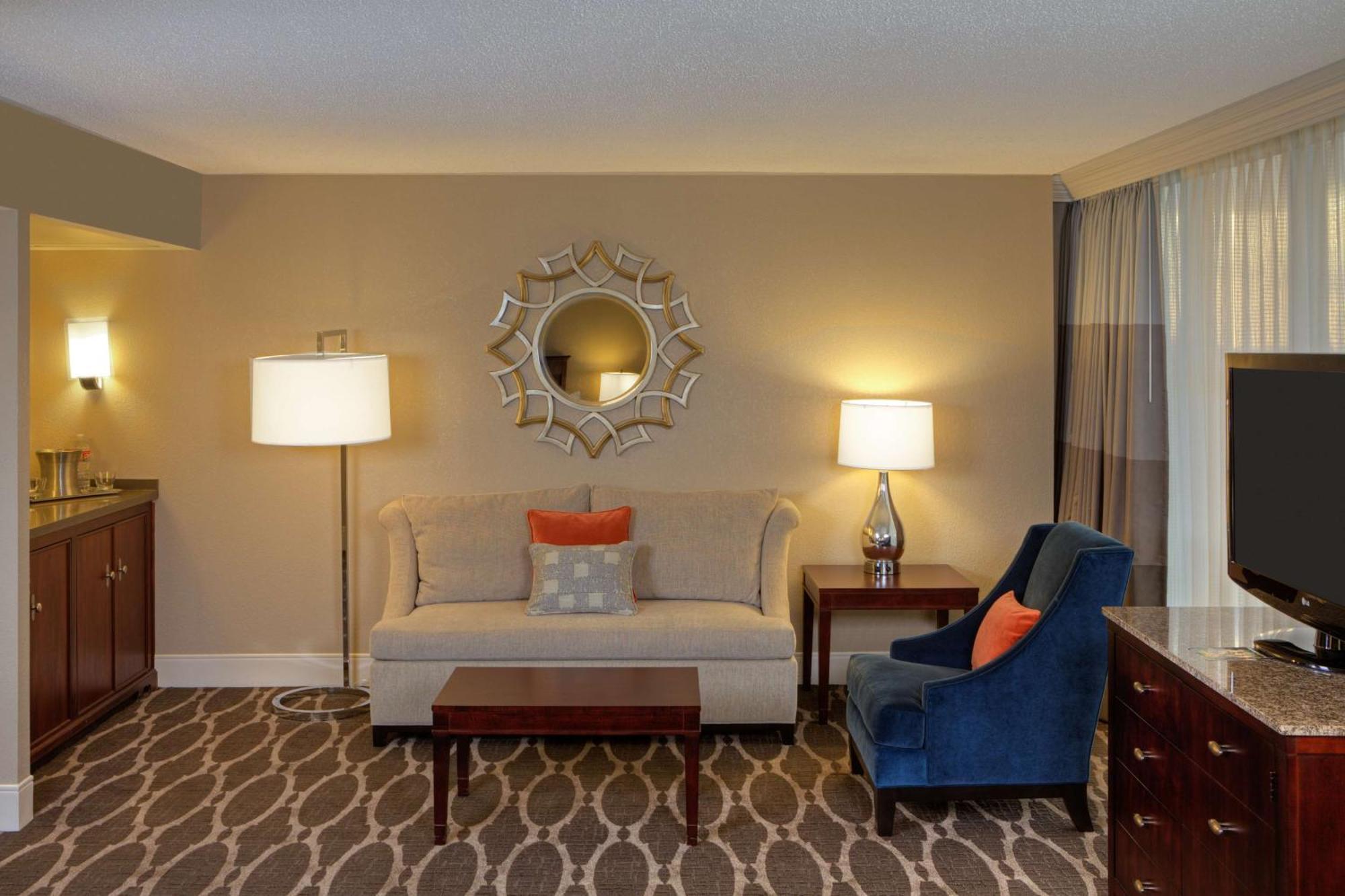 Suite Junior con cama extragrande y zona de estar