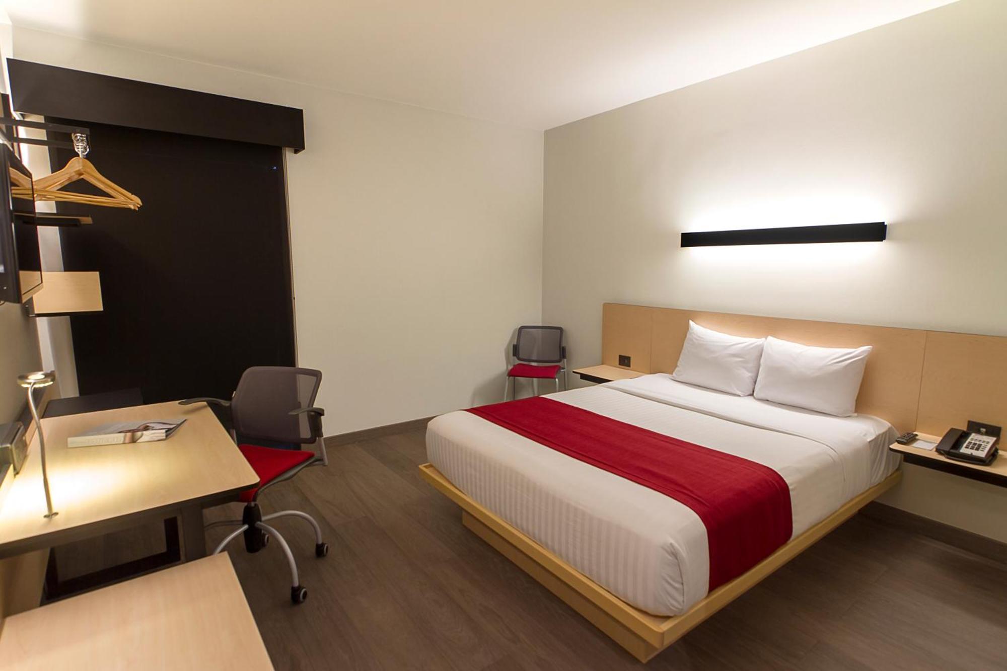 Habitación con cama grande
