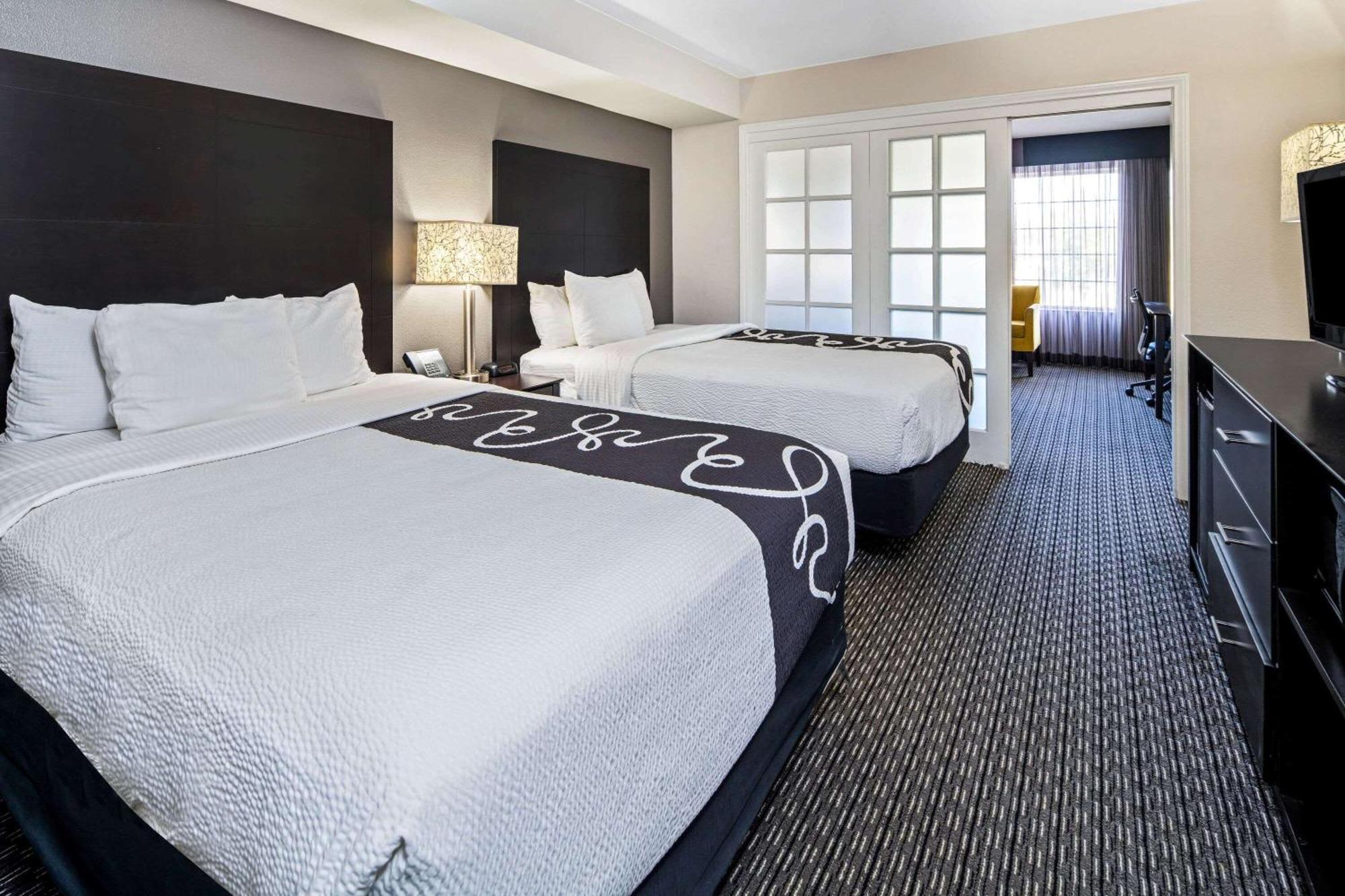 2 Full Beds Suite