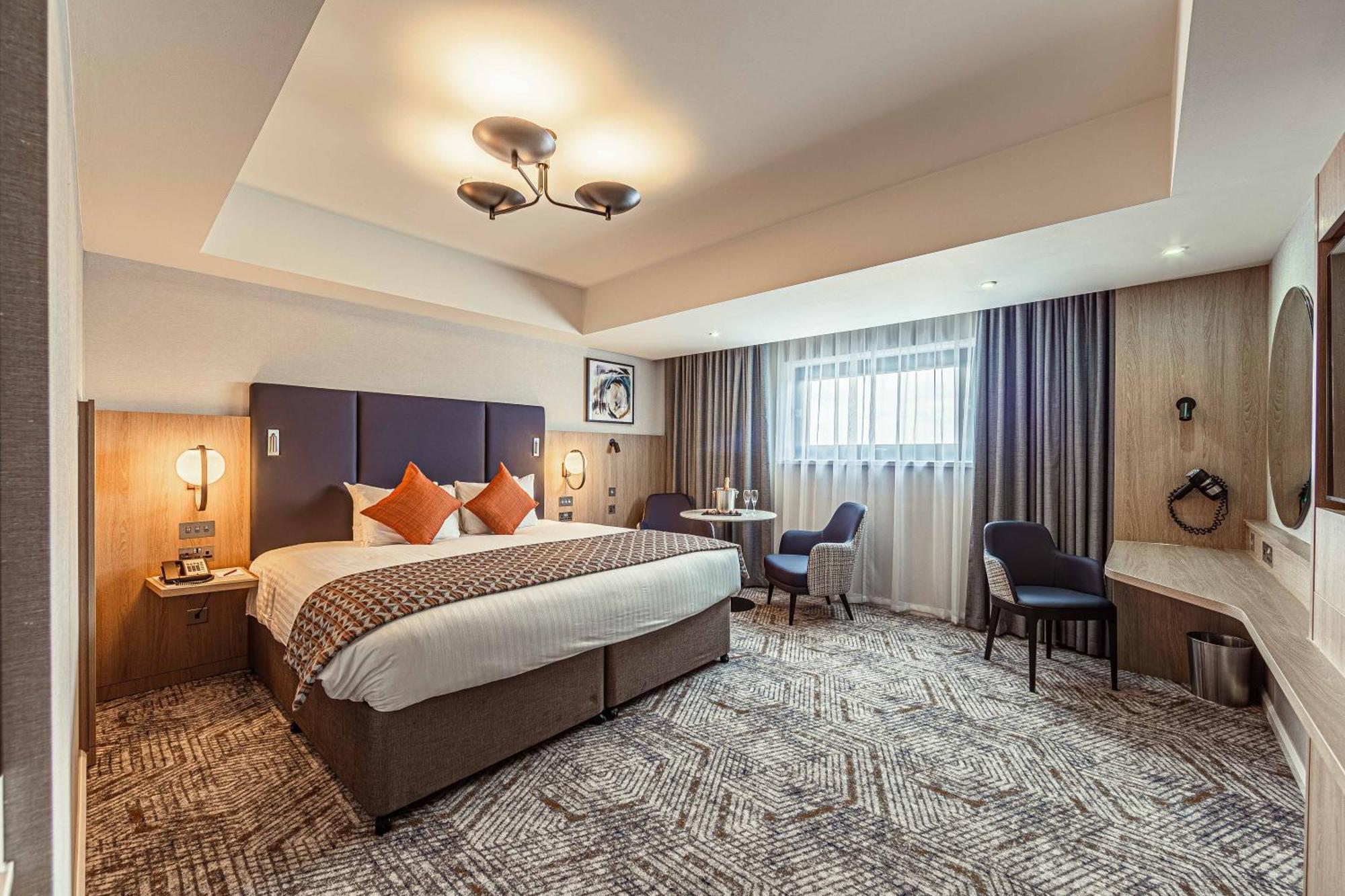 Junior Suite Emperor Bed,1279417660:JPEG