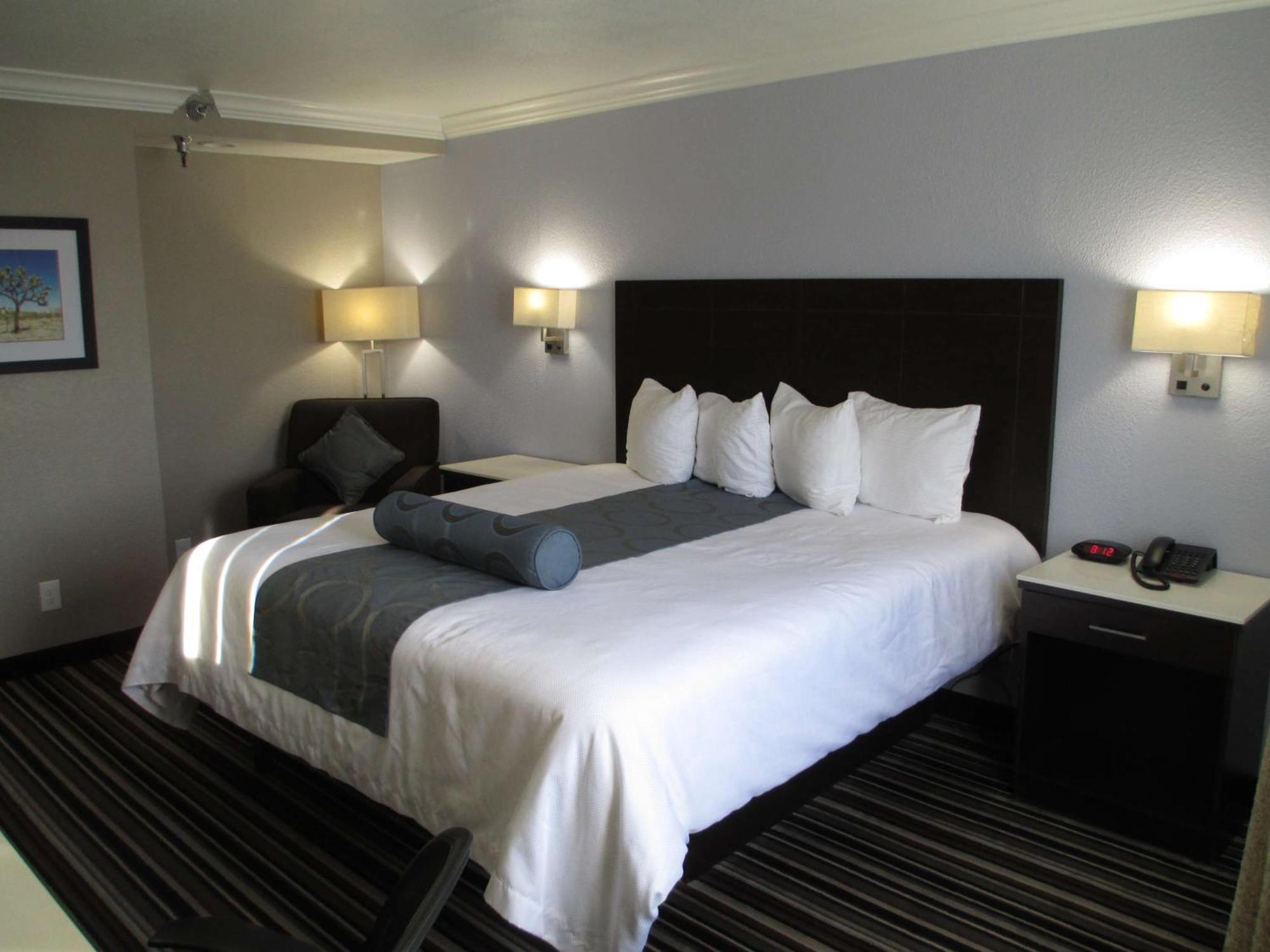 King Room - Third Floor/Non-Smoking