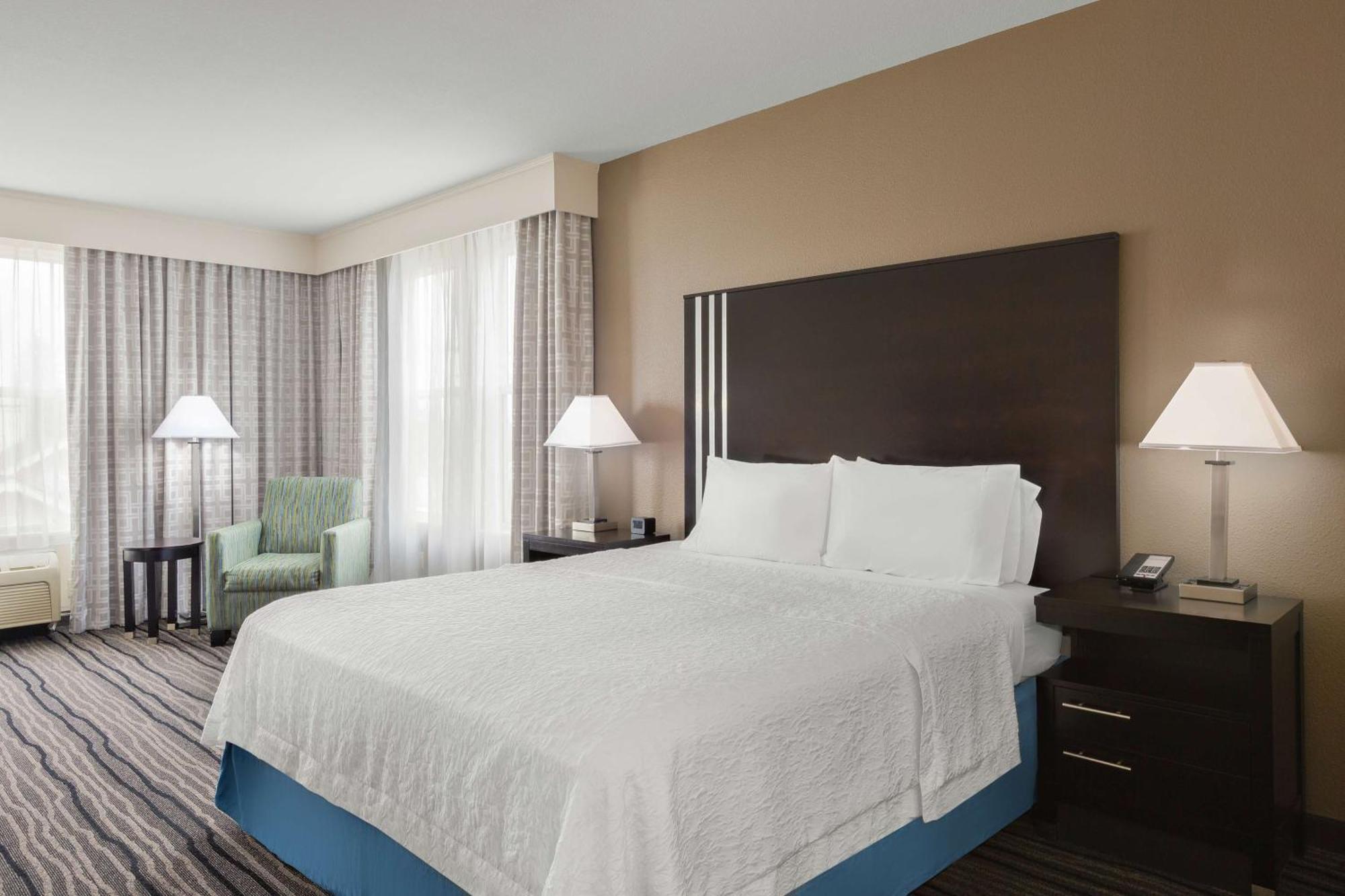 King Room with King Bed - Non-Smoking