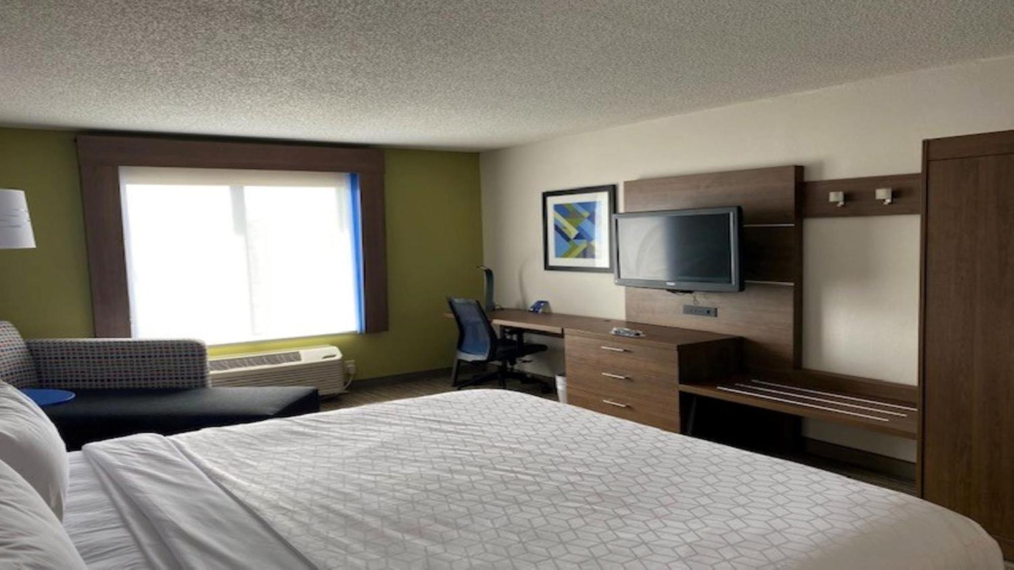 Standard King Room with Accessible Tub - Mobility Access