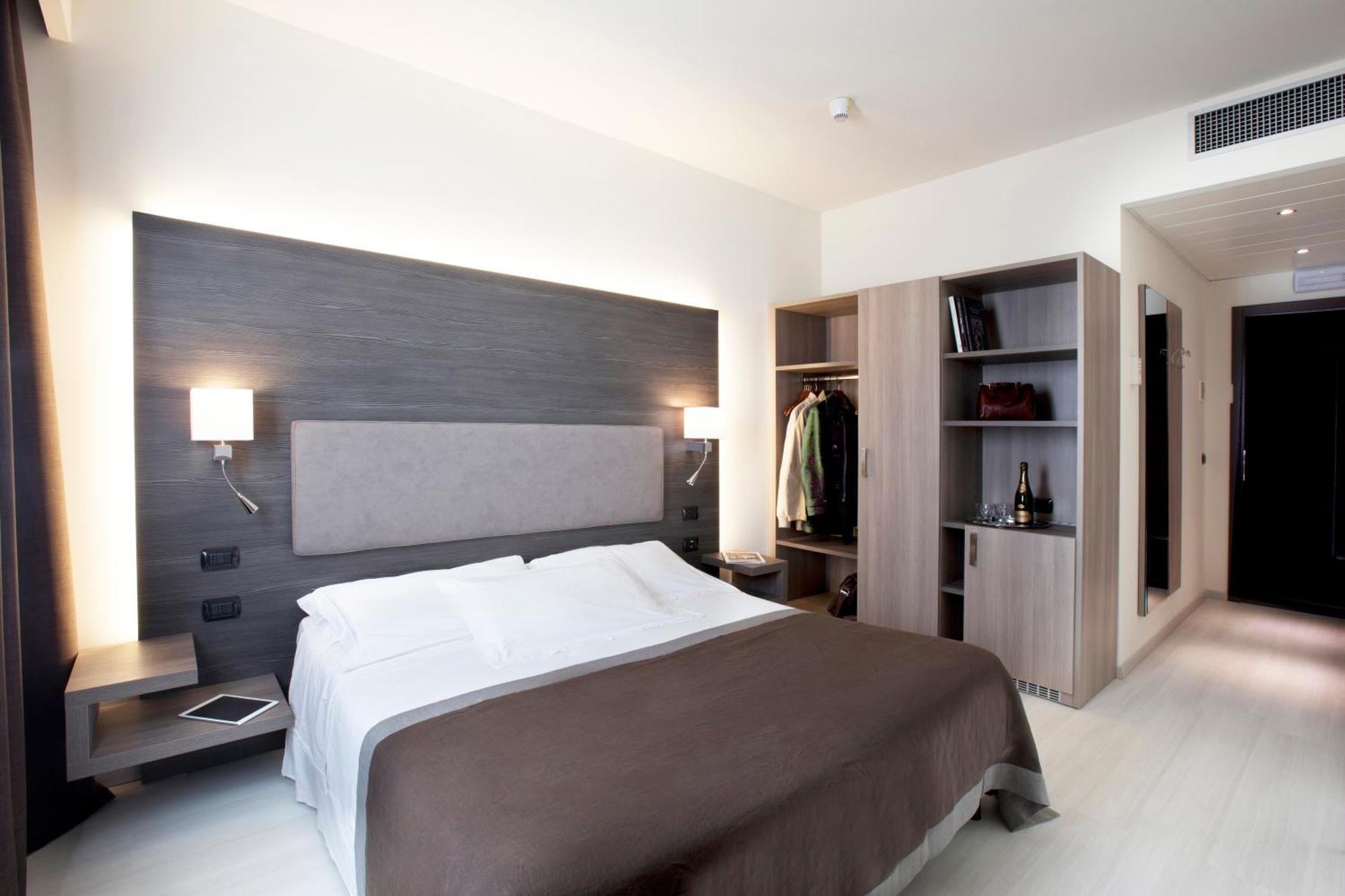 Superior Double Room with Balcony and Lake/Square View