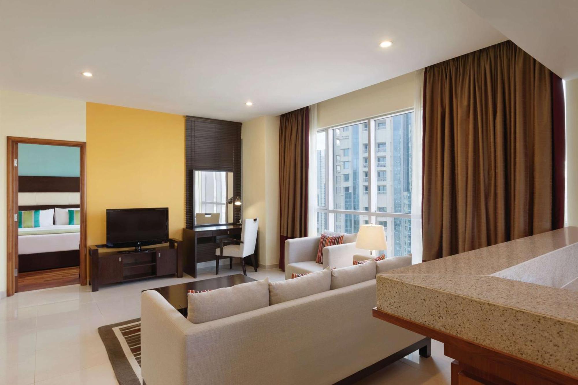 30 s. Staycation Fırsatı: Sabah 10.00 Check-in, Akşam 16.00 Check-out, Yiyecek ve İçecek ile Çamaşırhanede %25 İndirim, Alışveriş Merkezi ve Plaj Transferleri