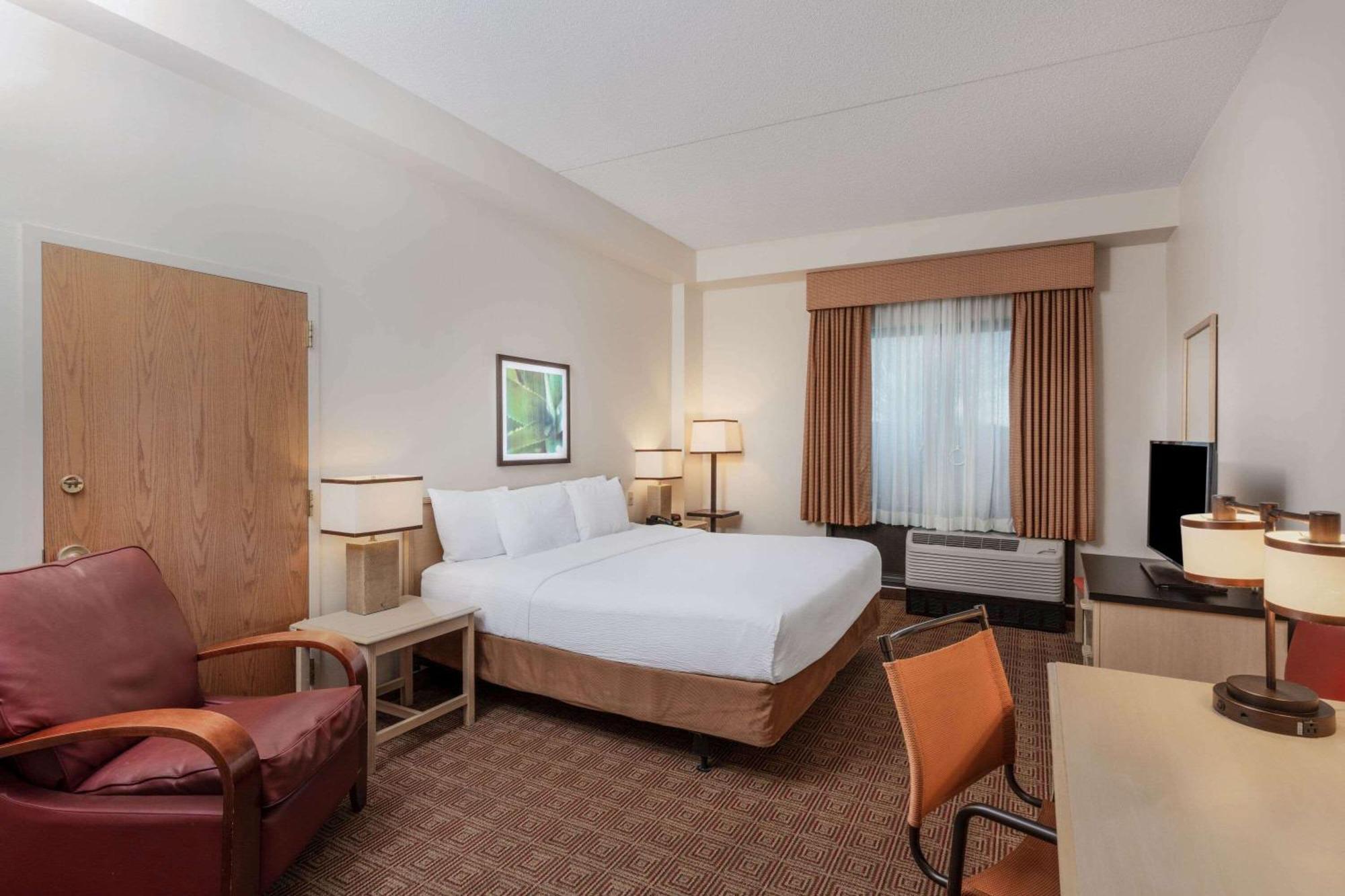 King Room with Bath Tub - Mobility Accessible/Non-Smoking