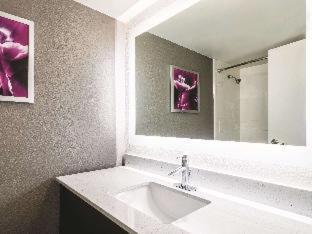 Deluxe Queen Room with Two Queen Beds - Microwave and Refrigerator