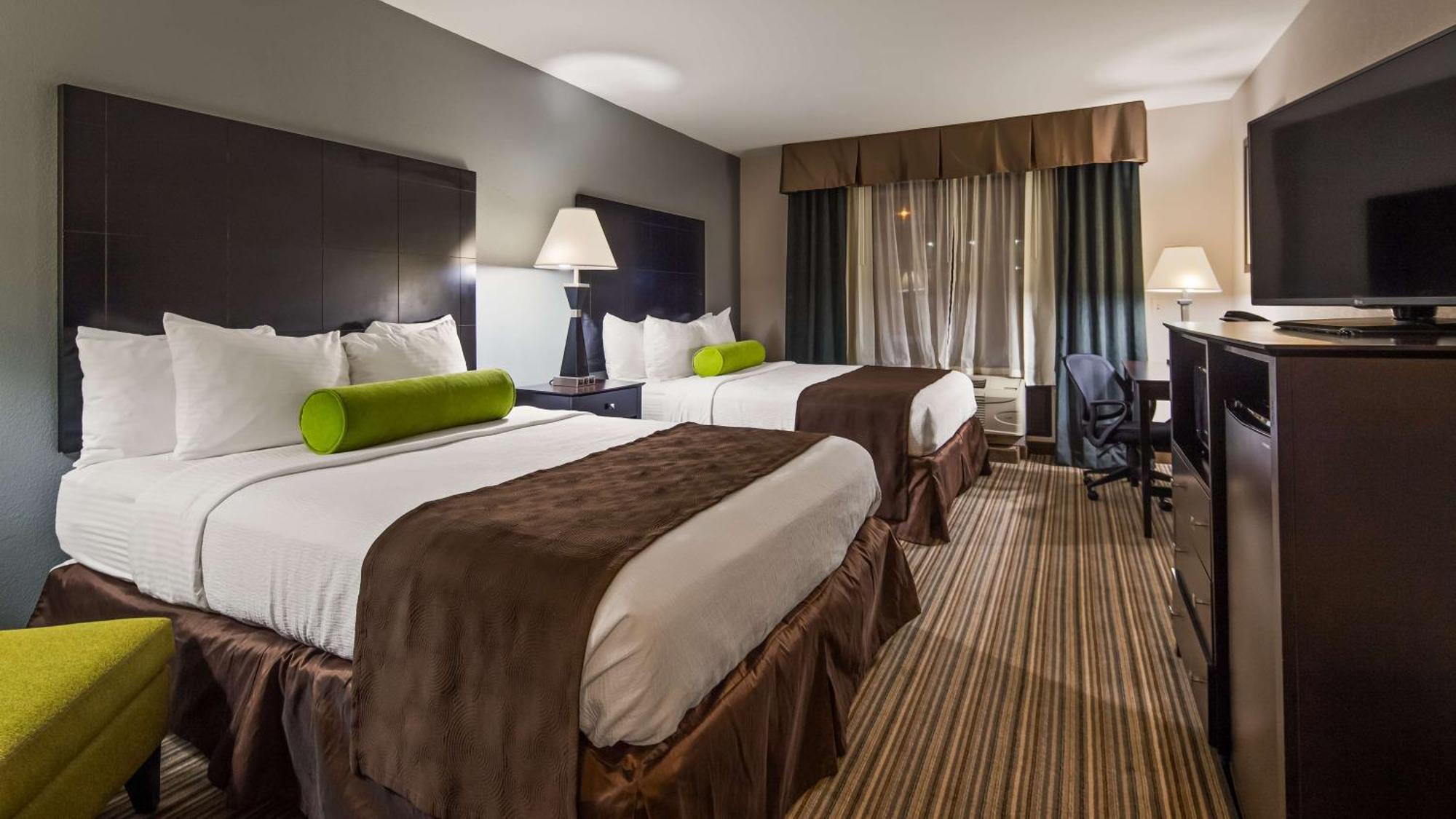 Zimmer mit 2 Queensize-Betten - barrierefreie Badewanne