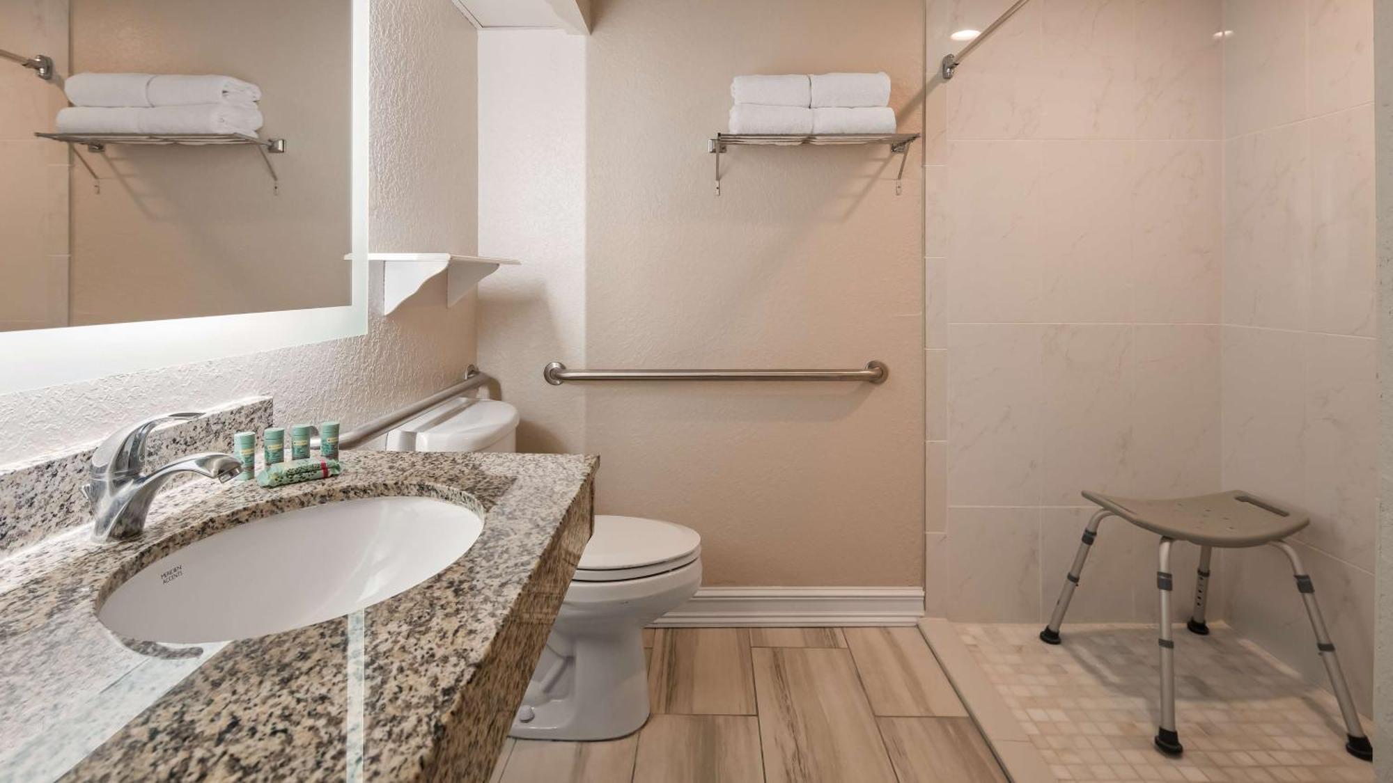 Doppelzimmer mit 2 Doppelbetten und barrierefreier Dusche - rollstuhlgerecht