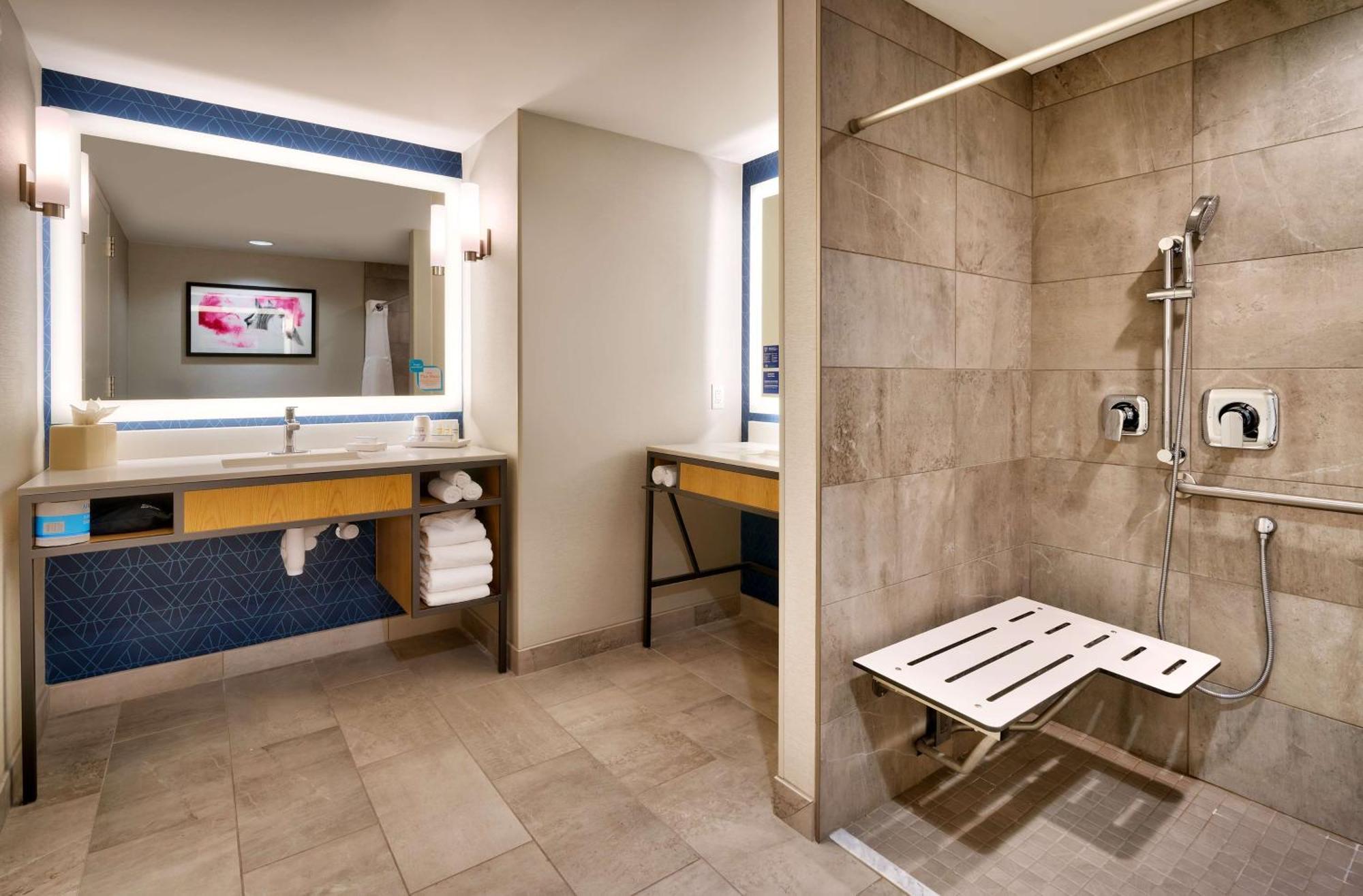 Habitación con cama extragrande y ducha a ras de suelo - Adaptada para personas de movilidad reducida y con discapacidad auditiva